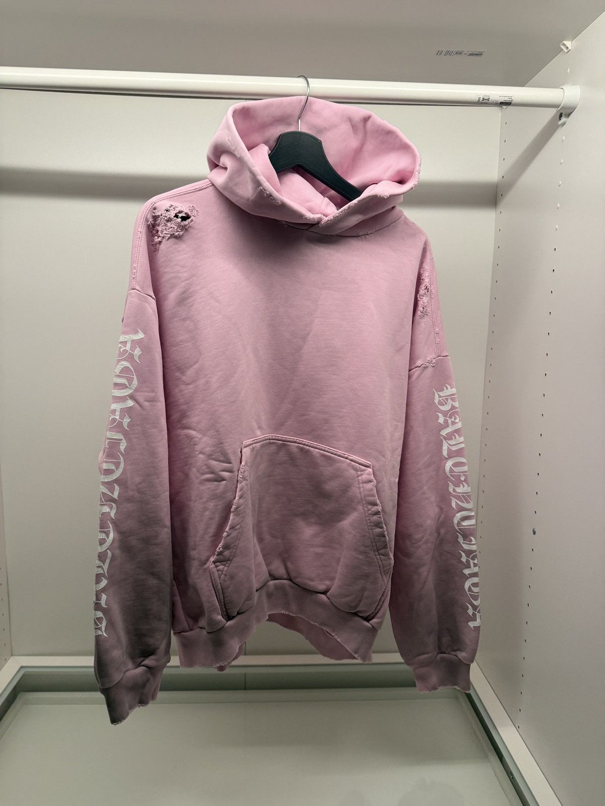 Balenciaga Balenciaga pink gothic logo distressed hoodie Size US M / EU 48-50 / 2 - 1 Thumbnail
