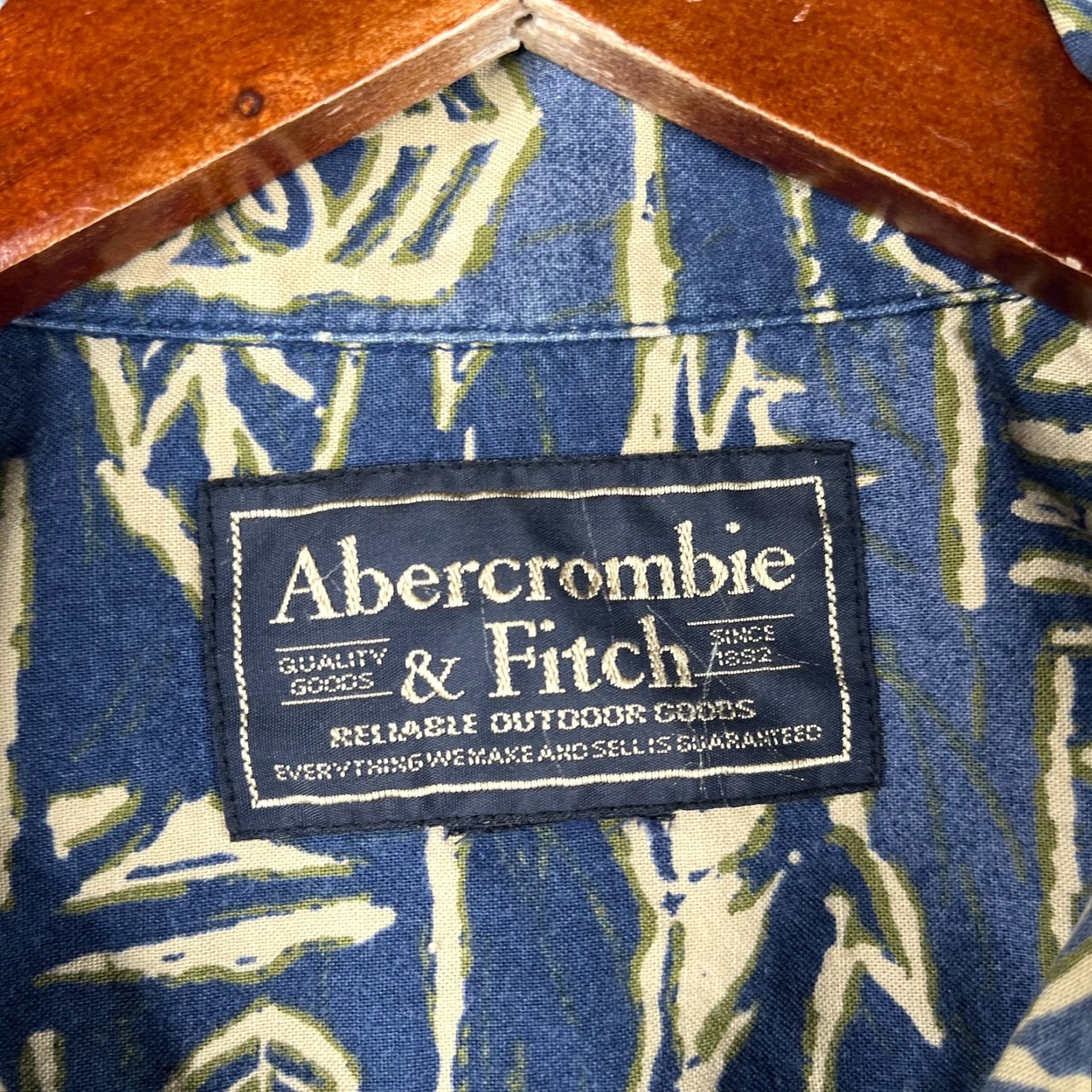 Abercrombie & Fitch Abercrombie & Fitch Tribal Print Shirt XL Navy Short Sleeve Button-Up Mens Size US XL / EU 56 / 4 - 4 Thumbnail