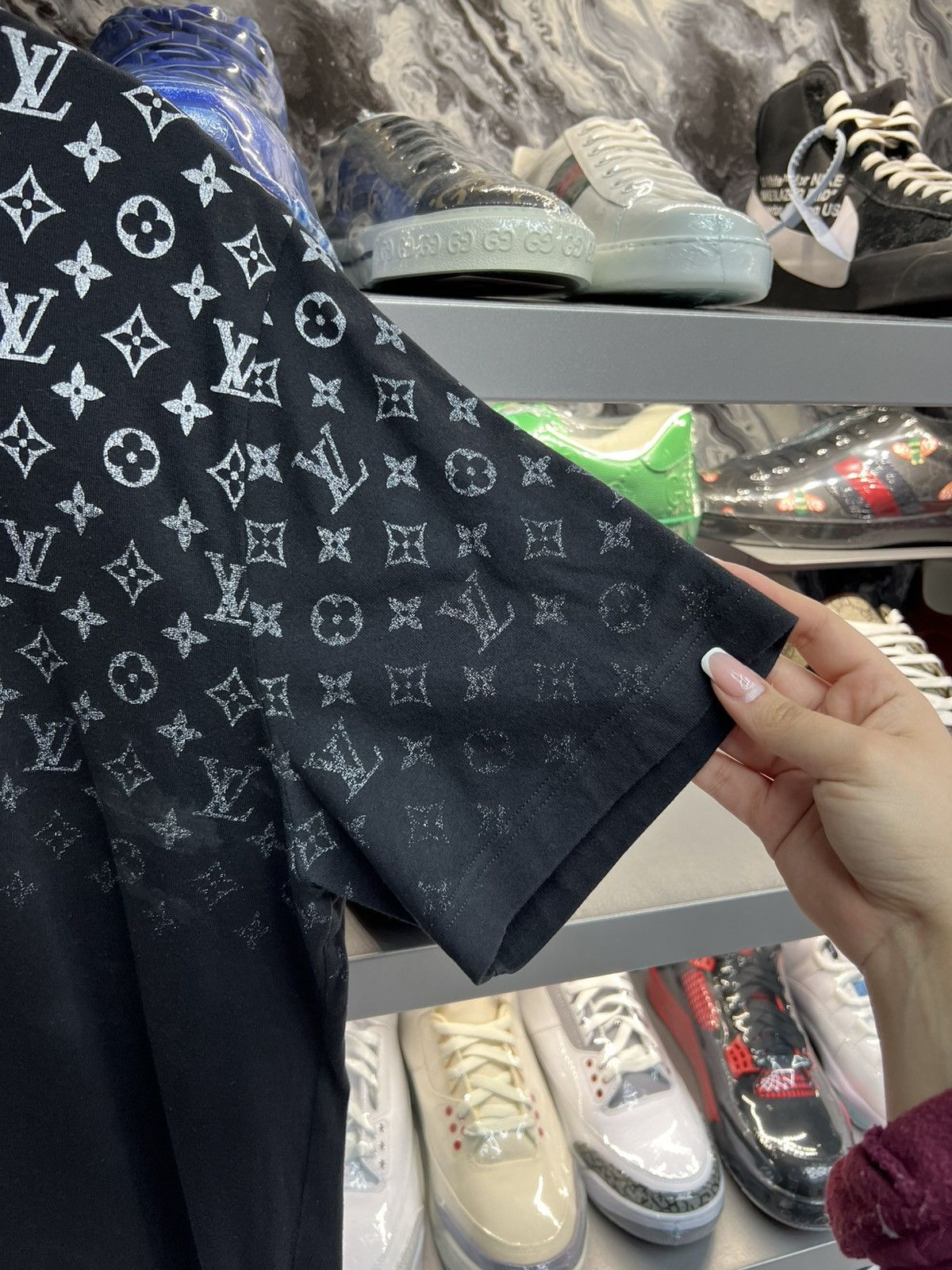 Louis Vuitton Louis Vuitton Gradient Black Tee Size US XL / EU 56 / 4 - 4 Thumbnail