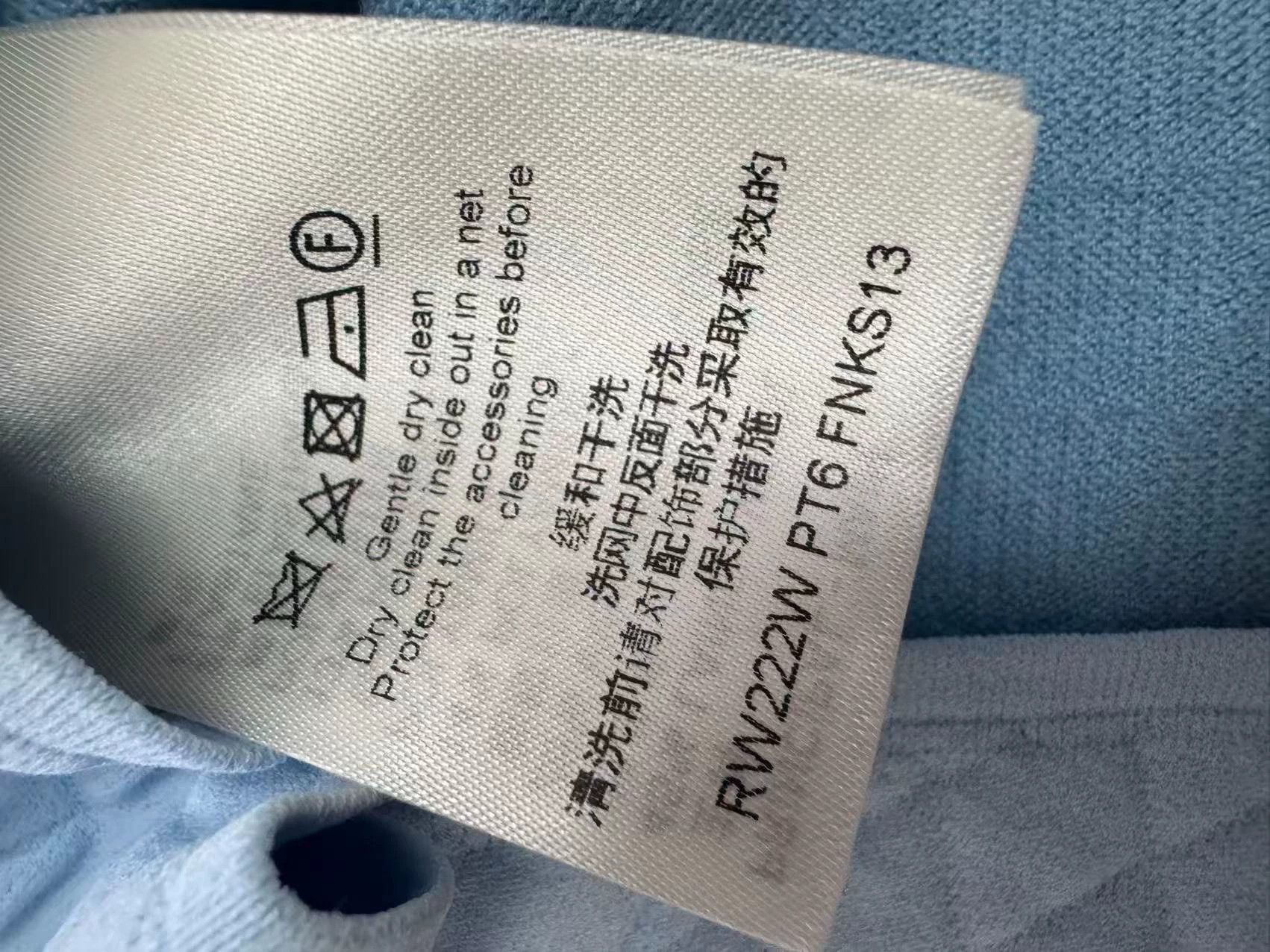 Louis Vuitton LV Short-Sleeve T-Shirt S Size Worn Once Like New Size S / US 4 / IT 40 - 2 Thumbnail