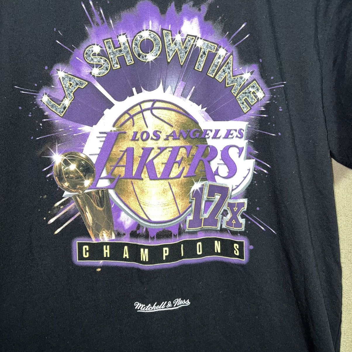 Mitchell & Ness Mitchell & Ness Los Angeles Lakers “LA Showtime” 17x ...