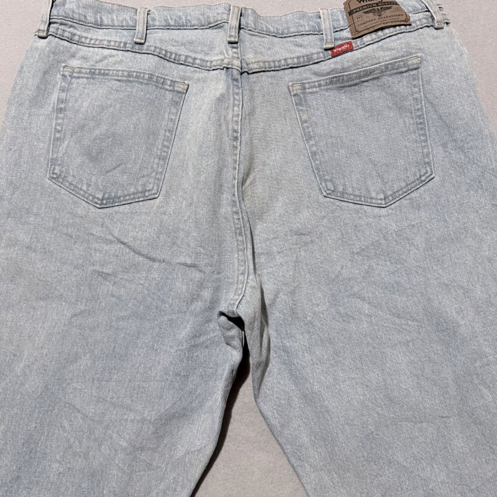 Wrangler Wrangler Jeans Mens Light Wash Denim Stretch Pocket Relaxed Fit Straight - 40x32 Blue Mens Size US 40 / EU 56 - 4 Thumbnail