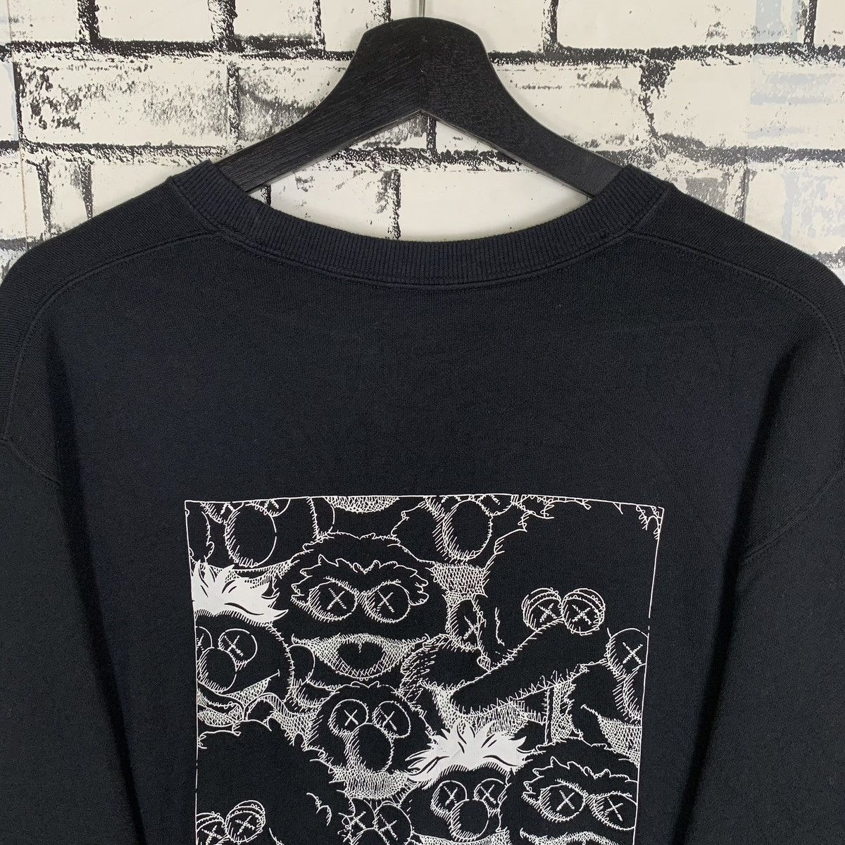Kaws × Uniqlo Vintage Kaws X Japanese Brand Sweatshirt Size US XL / EU 56 / 4 - 6 Thumbnail