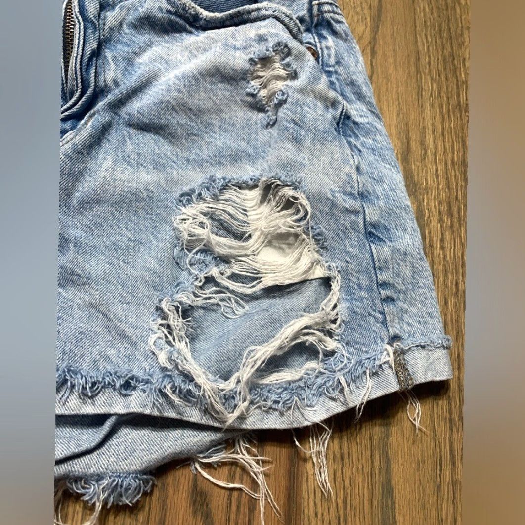 American Eagle Outfitters VINTAGE American Eagle Outfitters Mom Short Jean Shorts Cut-Off Blue 2 Womens Distressed Regular Size 2 Jeans 90s? Size 26" / US 2 / IT 38 - 3 Thumbnail