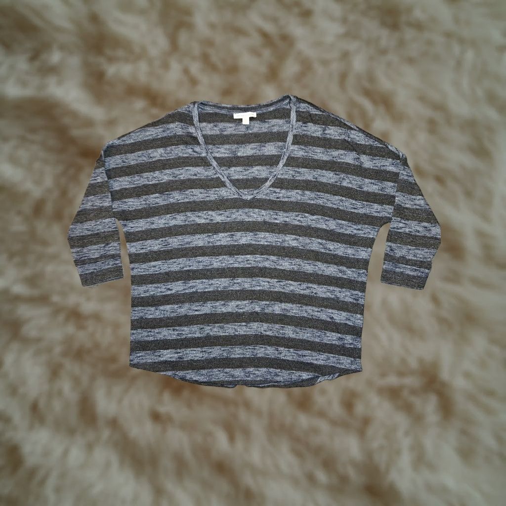 American Eagle Outfitters VINTAGE? American Eagle Sweater Women's M Blue Striped V-Neck Lightweight Oversized Pullover Shirt Womens Size M / US 6-8 / IT 42-44 - 1 Thumbnail