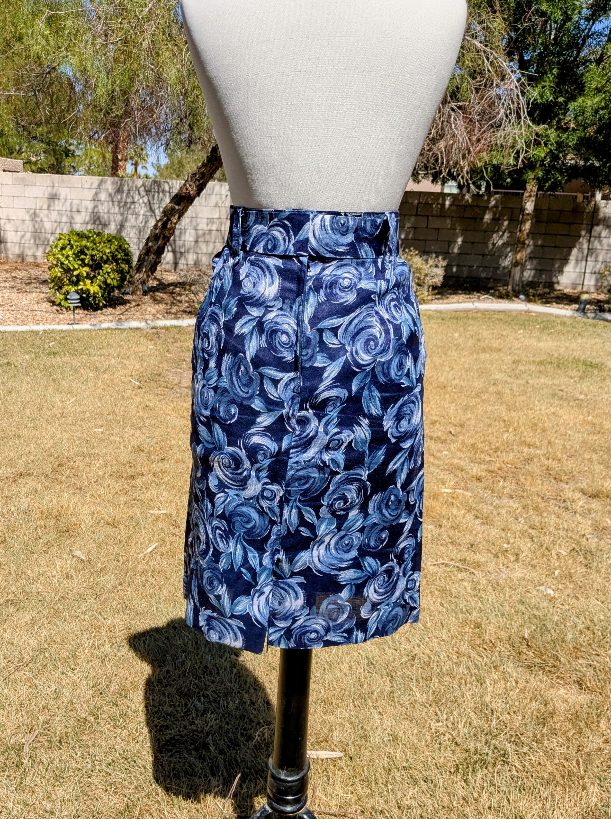 Vintage 1980s VTG Blue Roses Petite Korean Victory Town Maxi Skirt Size 26" / US 2 / IT 38 - 3 Thumbnail