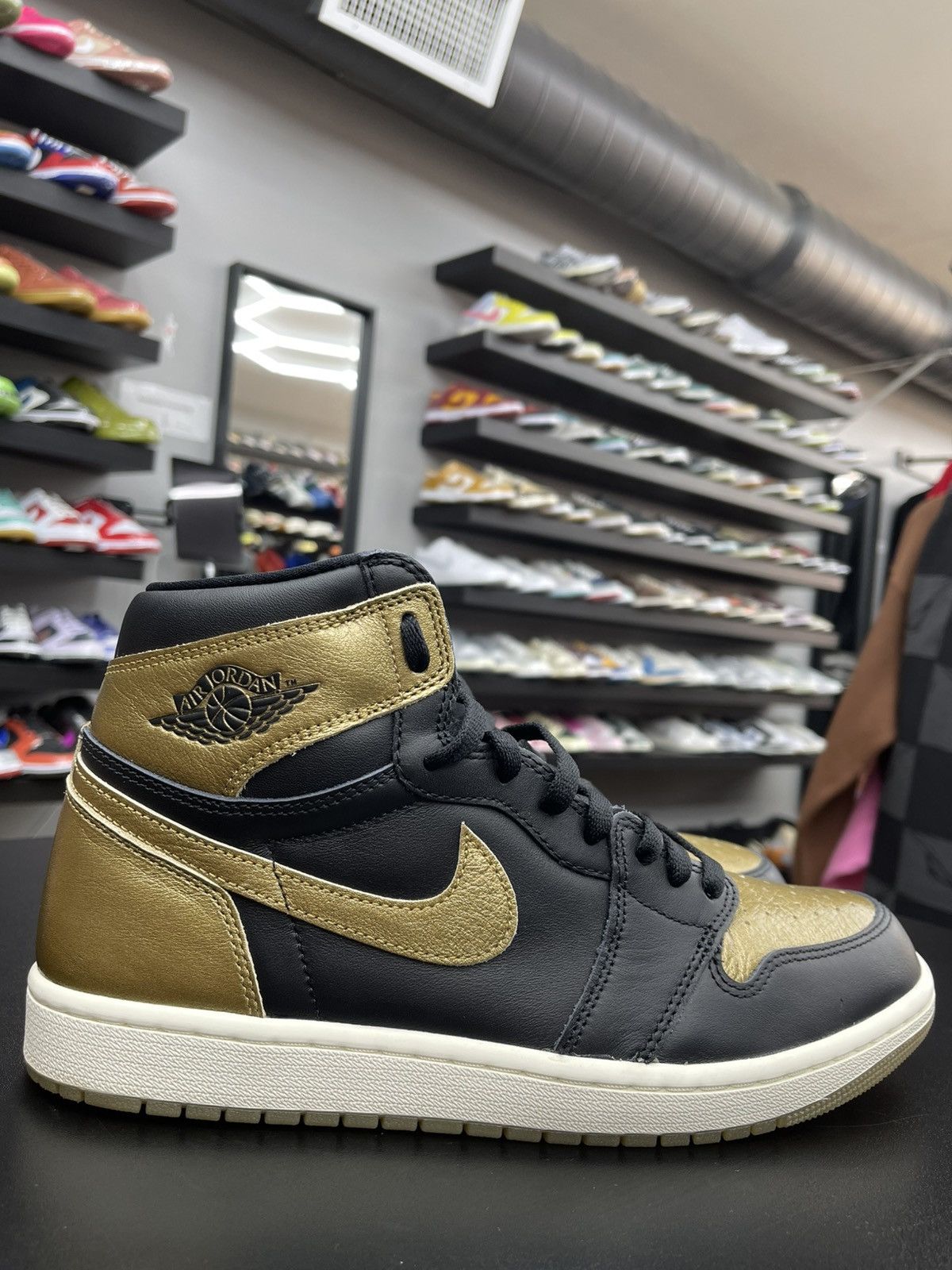 Jordan Brand Size 11 - Jordan 1 High Black Metallic Gold Size US 11 / EU 44 - 3 Thumbnail