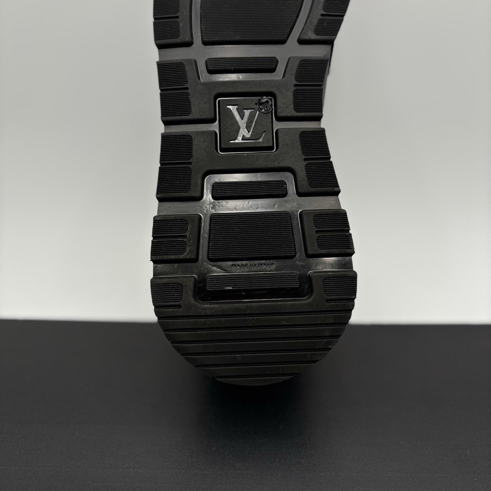 Louis Vuitton (9-9.5 US) Louis Vuitton Run Away Low ' Black ' | EXCELLENT! Size US 9.5 / EU 42-43 - 9 Thumbnail
