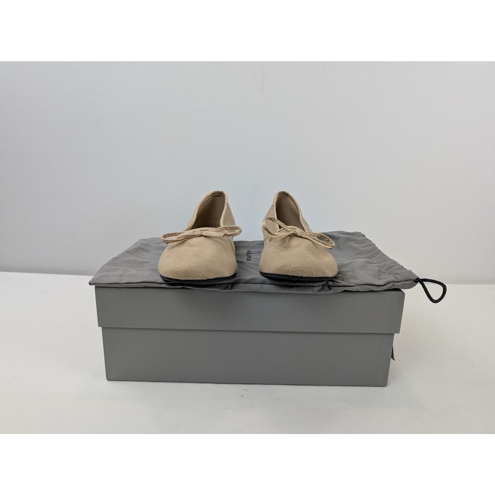 Balenciaga o1rshd1 Leopold Flat Satin Mule Shoe in Light Beige Size US 8 / EU 41 - 17 Thumbnail