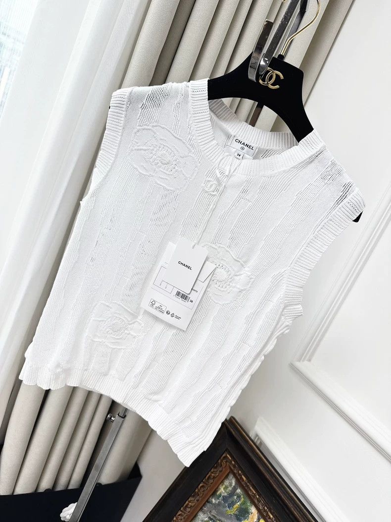 Chanel Chanel 23s spring and summer white hollow sleeveless camel Size XS / US 0-2 / IT 36-38 - 1 Thumbnail