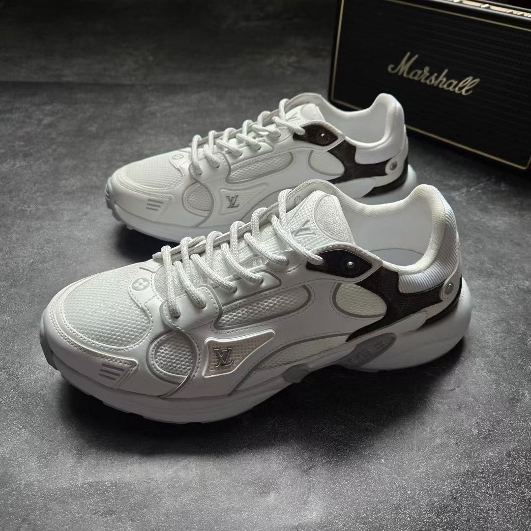 Louis Vuitton Louis Vuitton Lowtop Sneakers 25 Women Size US 8 / IT 38 - 1 Thumbnail