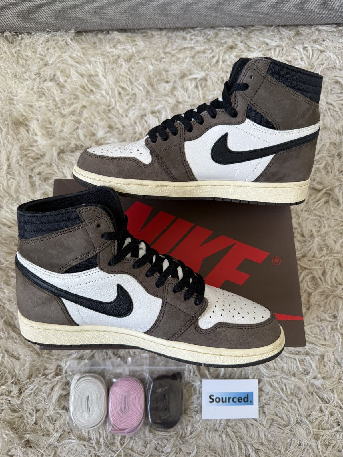 Nike × Travis Scott Air Jordan 1 High x Travis Scott Mocha OG | UK 8 | Size US 8 / EU 41 - 2 Thumbnail