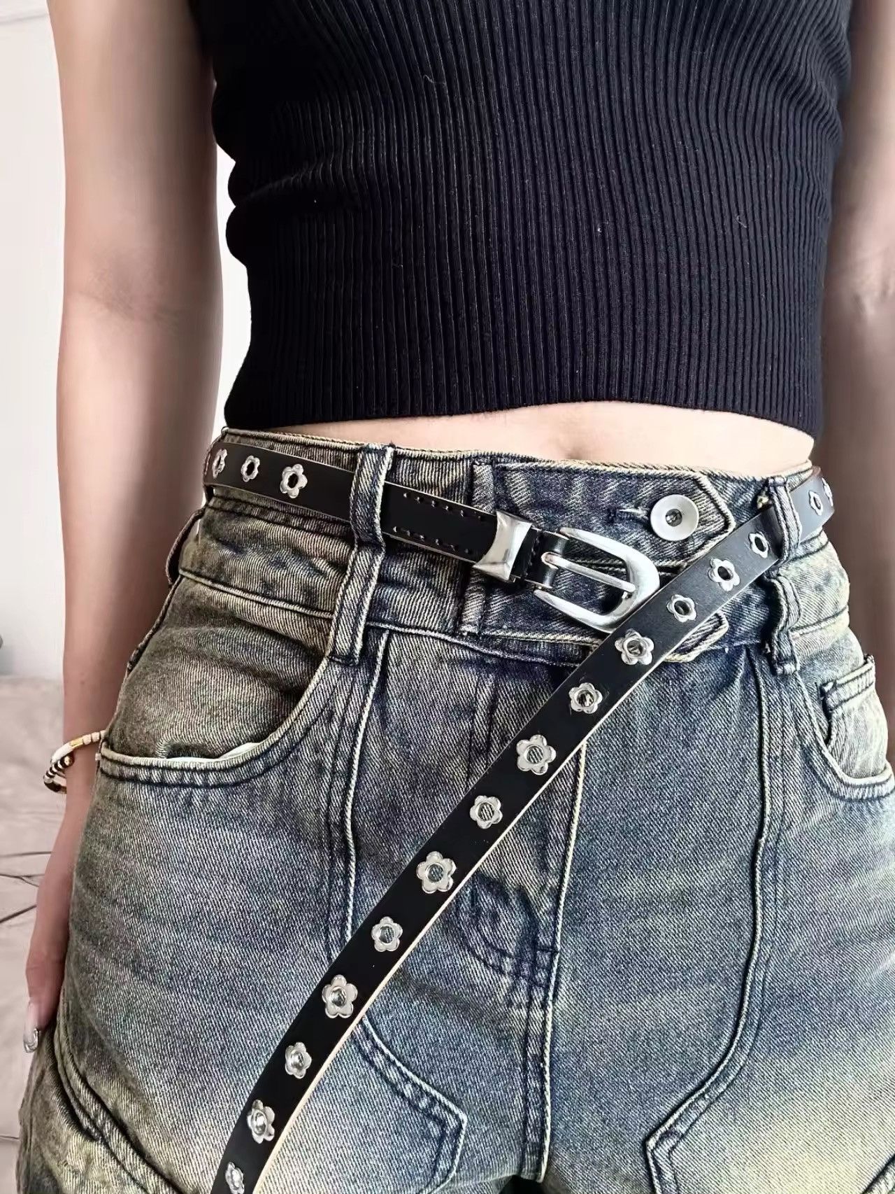 Leather × Vintage Women Flower Stud Rivet Hole Belt Size ONE SIZE - 1 Thumbnail