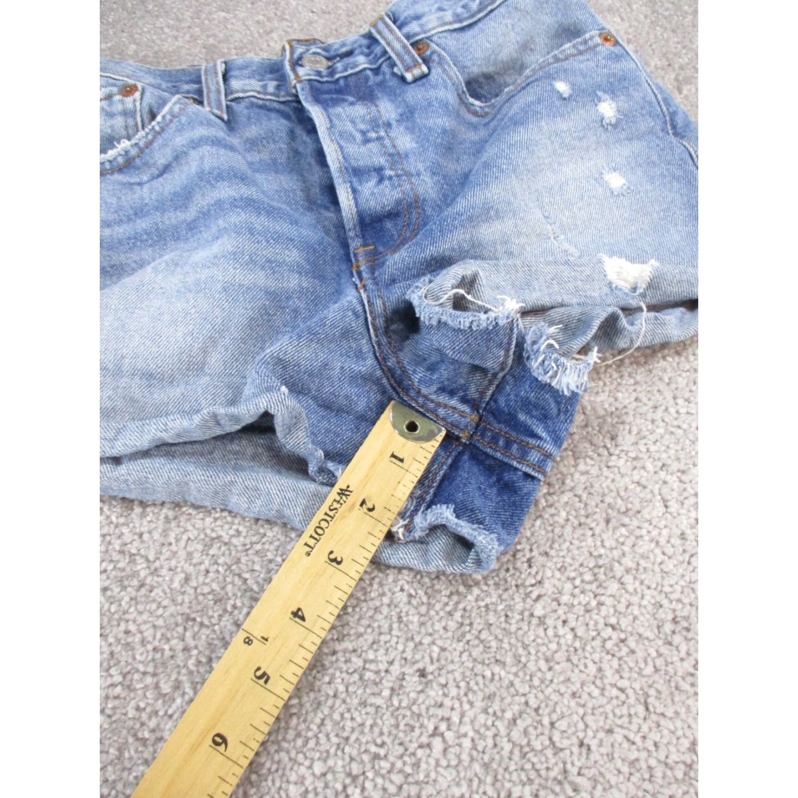 Levi's VINTAGE Levi's Shorts Womens 28 Blue Light Wash Denim Cut-Offs Ripped 90s Classic Size 28" / US 6 / IT 42 - 3 Thumbnail