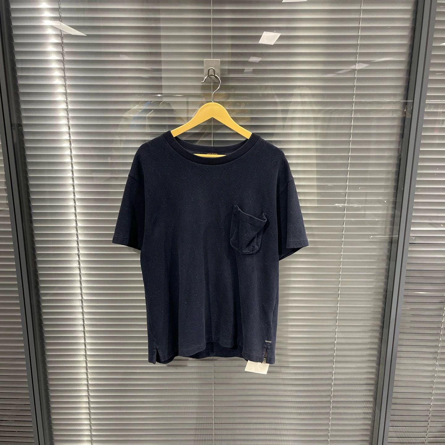 Louis Vuitton LV Reverse Monogram allover print pocket tee M 99 new Size US M / EU 48-50 / 2 - 1 Thumbnail