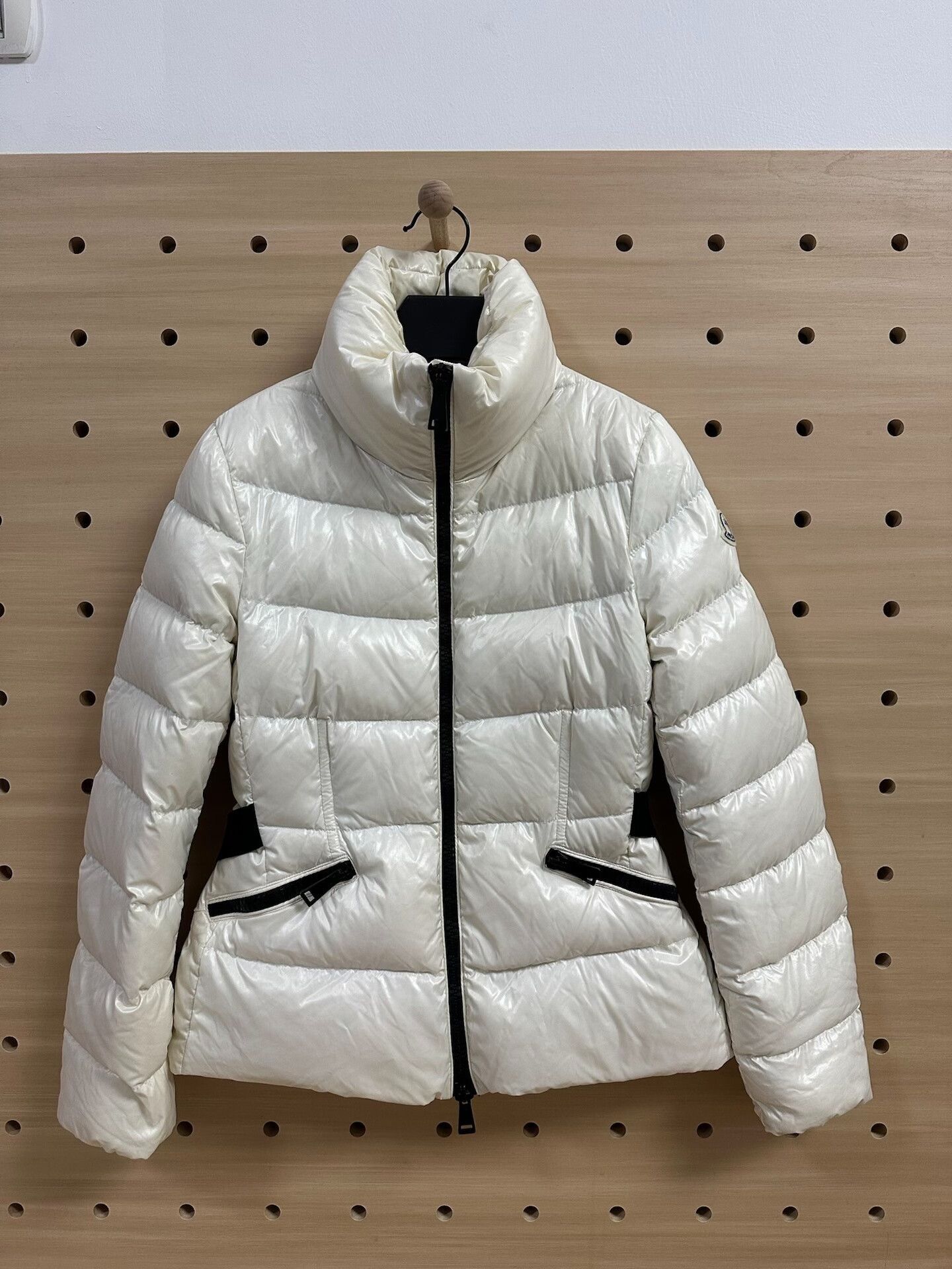 Moncler Moncler Danae Women's White Down Jacket Size XS / US 0-2 / IT 36-38 - 1 Thumbnail