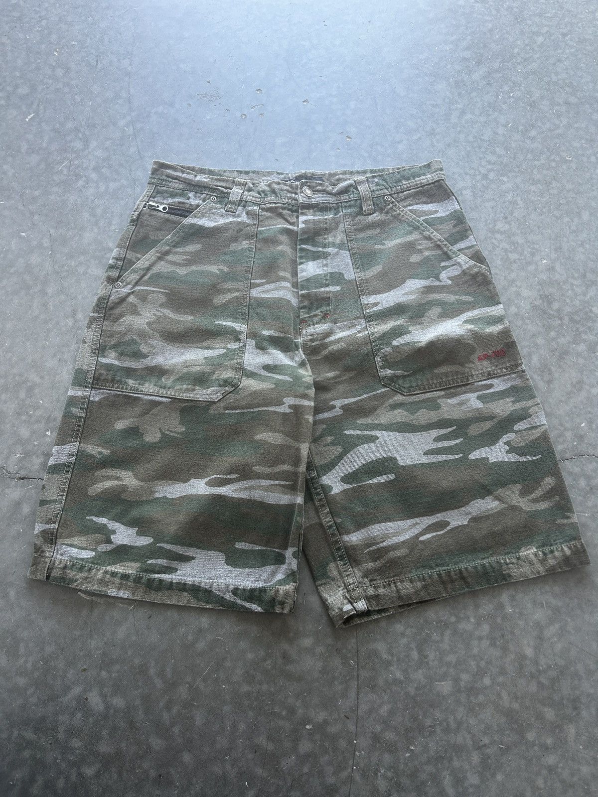 Vintage Vintage Y2K No Boundaries Camo Carpenter Shorts Size US 34 / EU 50 - 1 Thumbnail