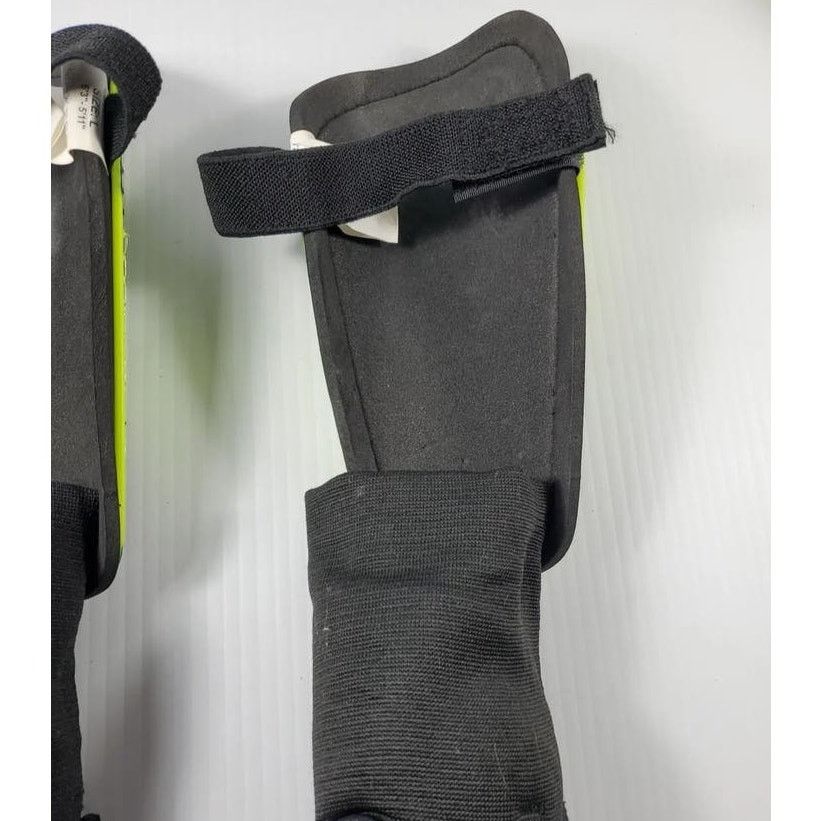 Umbro Umbro Jr Stirrup Soccer Shinguards 4' 7"- 5' 3" New Soccer Size ONE SIZE - 8 Thumbnail