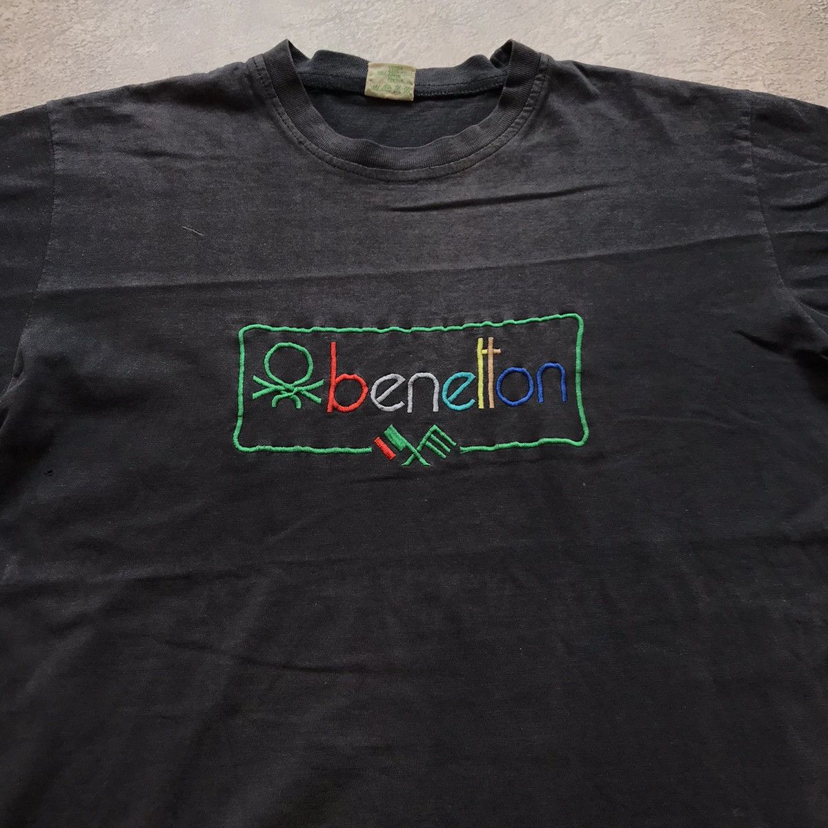 Vintage Vintage 90s Benetton Graphic Tee Sun Faded Streetwear Boxy M Size US M / EU 48-50 / 2 - 3 Thumbnail