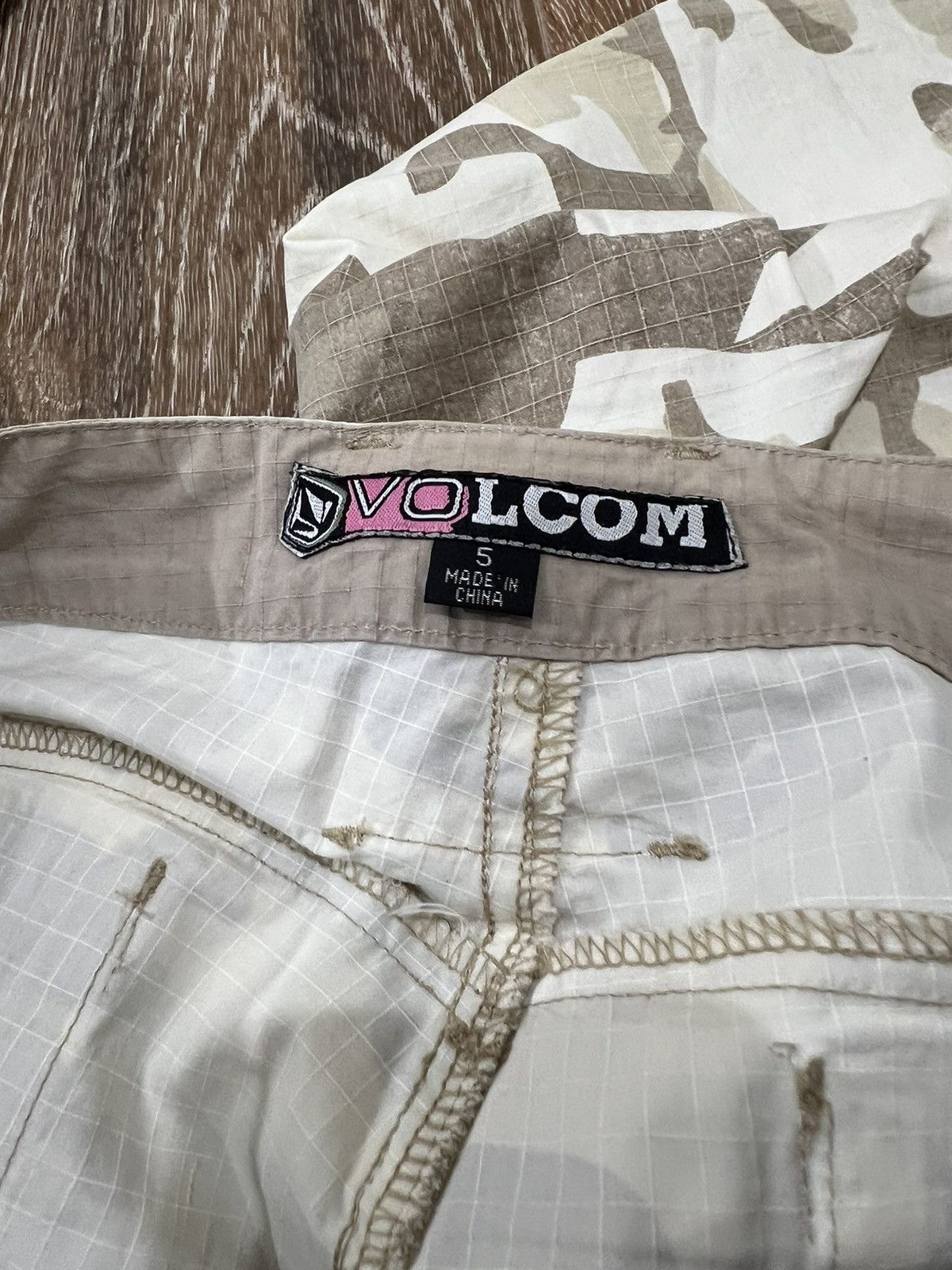 Vintage Womens volcom camo cargo capris Size 30" / US 8 / IT 44 - 4 Thumbnail