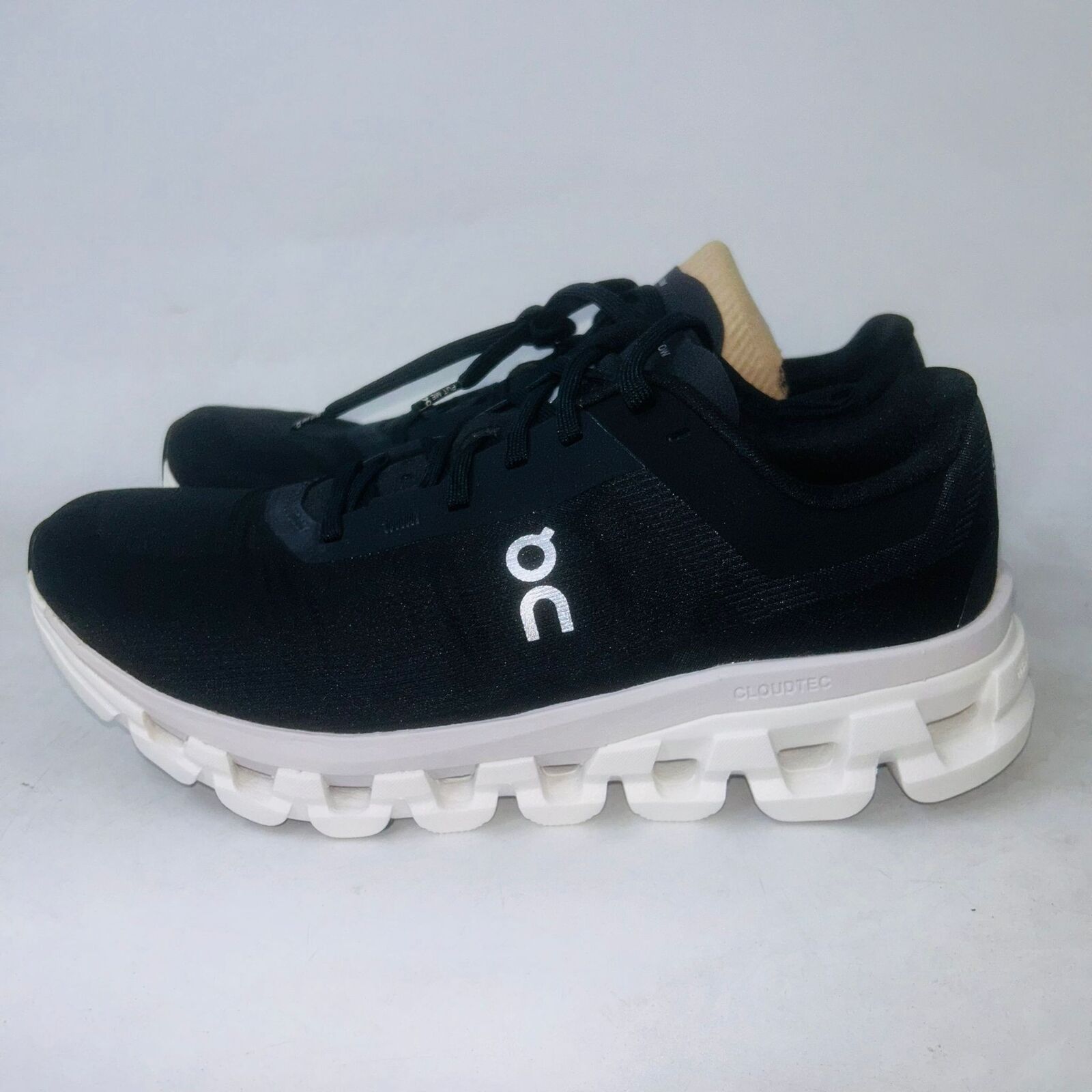 On WOMEN'S CLOUDFLOW 4 BLACK/WHITE RUNNING SHOES SIZE 8B Size US 8 / IT 38 - 4 Thumbnail