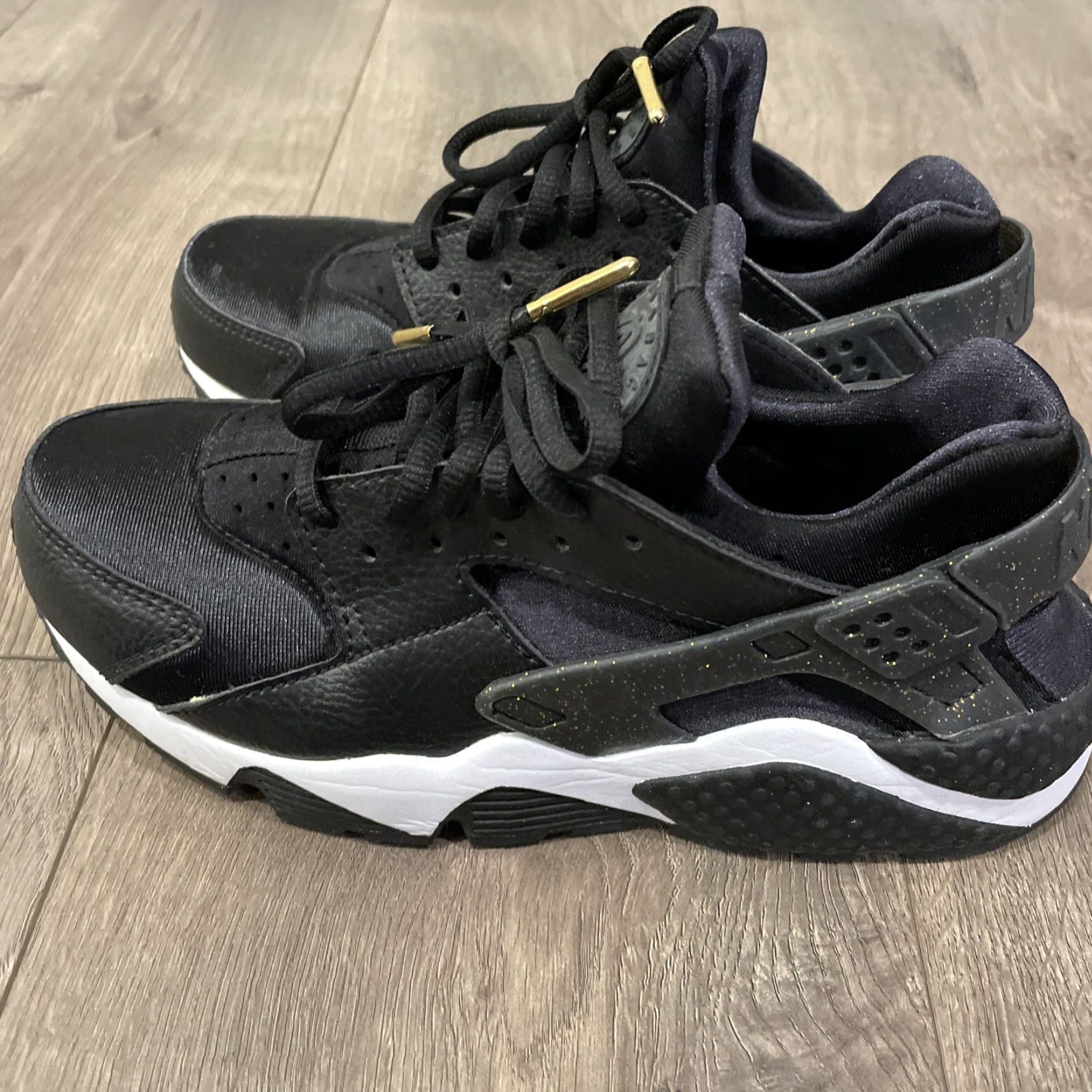 Nike VINTAGE Nike Air Trainer Huarache Sneaker 845317-008 Sail Size 8 Women’s Bowing/Football Theme Mens Womens Size US 8 / IT 38 - 7 Thumbnail