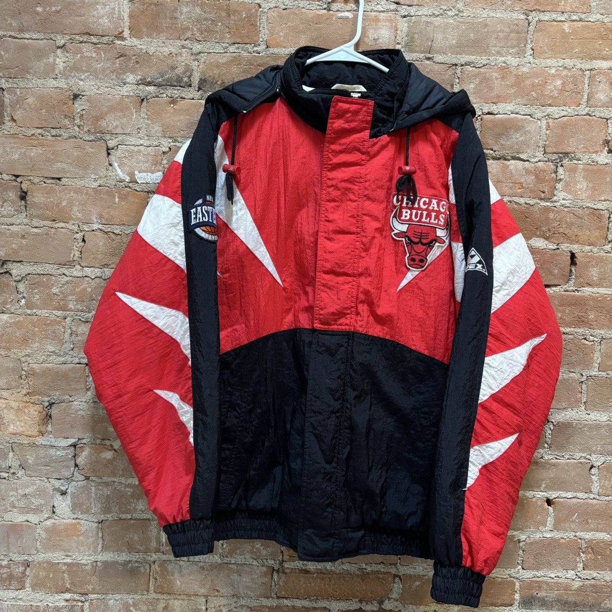 NBA × Vintage $250 Vintage 90s Apex One Chicago Bulls Puffer Jacket Size US L / EU 52-54 / 3 - 1 Thumbnail