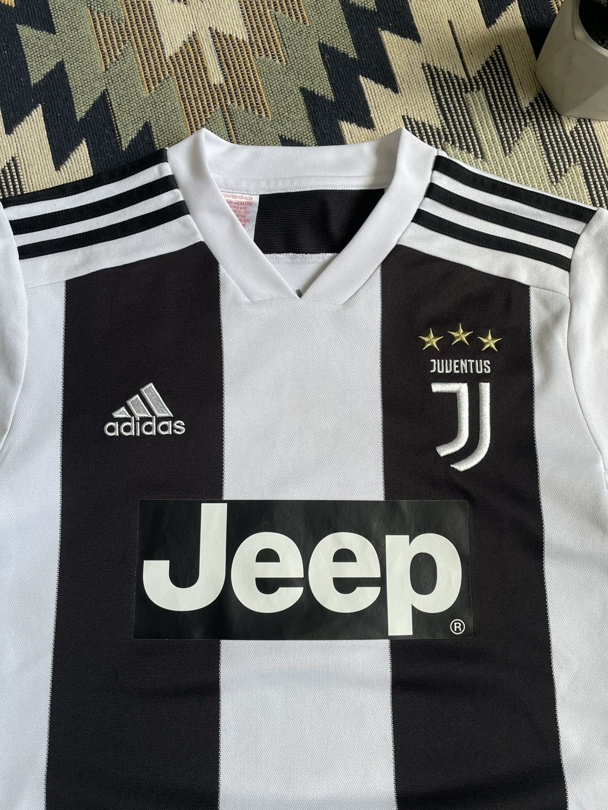 Vintage Cristiano Ronaldo Adidas Juventus 2018/19 Home Jersey Size US S / EU 44-46 / 1 - 8 Thumbnail