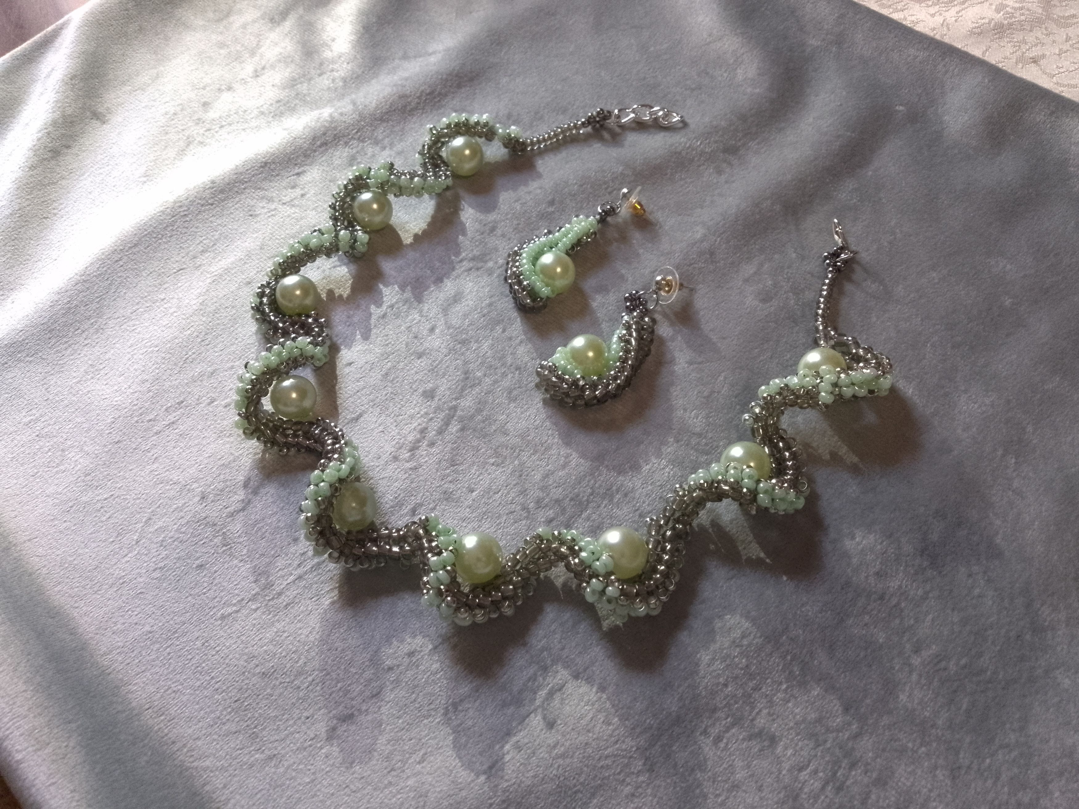 Handmade Necklace Green Pearls Wavy Pattern Elegant Vintage style Size ONE SIZE - 1 Thumbnail