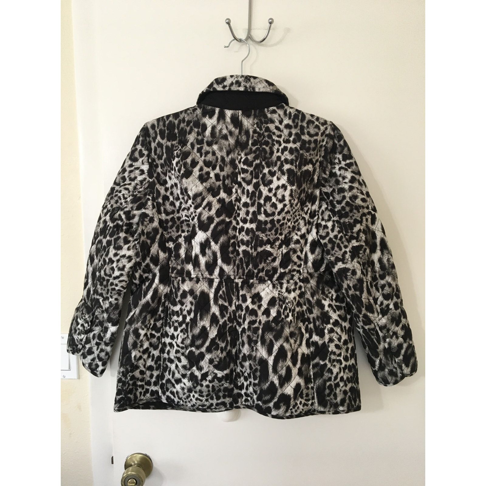 Other NWT, Chico’s 1P, Medium, 8P Quilted Snow Leopard Jacket Size M / US 6-8 / IT 42-44 - 7 Thumbnail