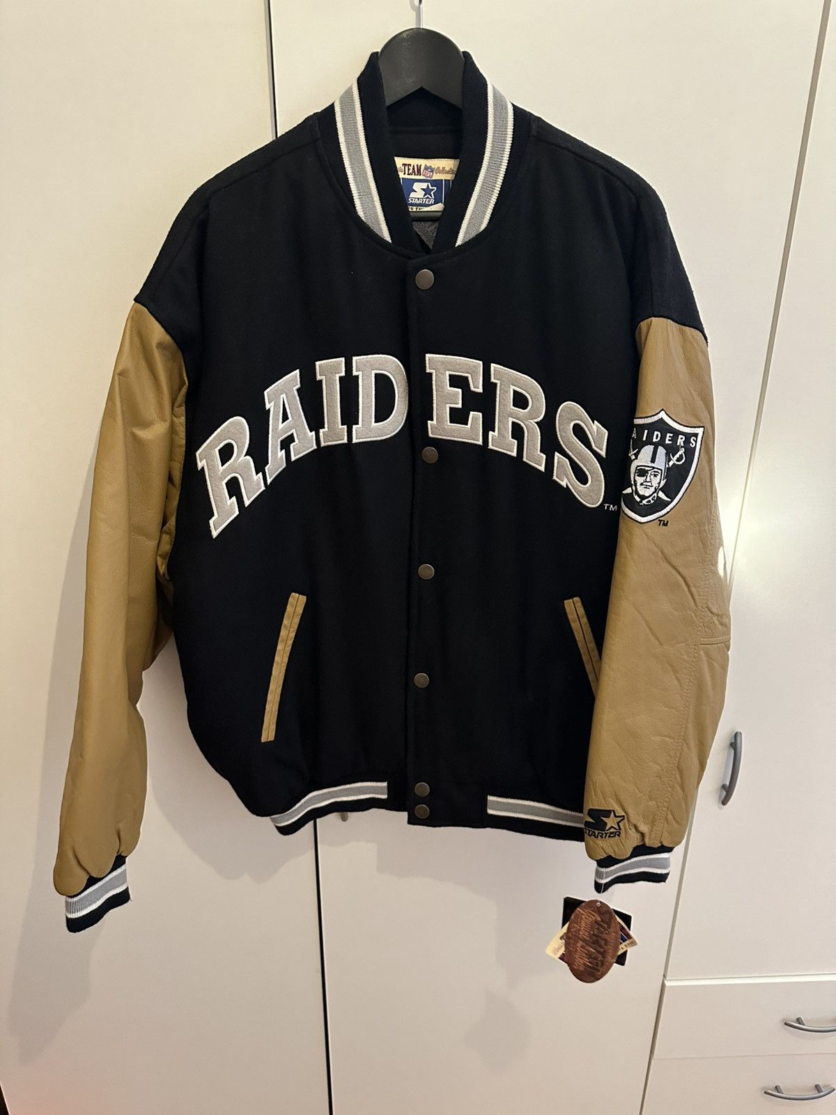 Starter Starter Jacke Los Angeles Raiders NWT Size L NFL JACKET Size US L / EU 52-54 / 3 - 3 Thumbnail