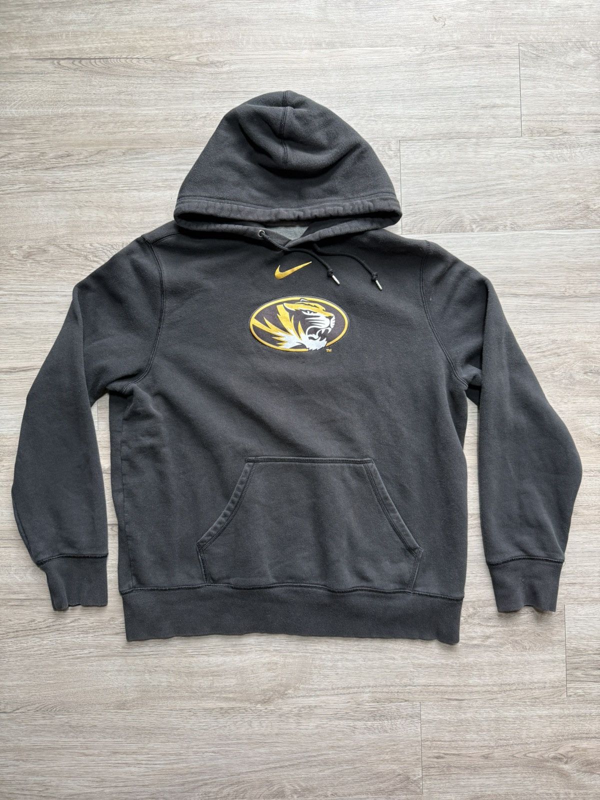 Nike Vintage Nike Center Swoosh Sun Faded NCAA College Hoodie Size US XL / EU 56 / 4 - 1 Thumbnail