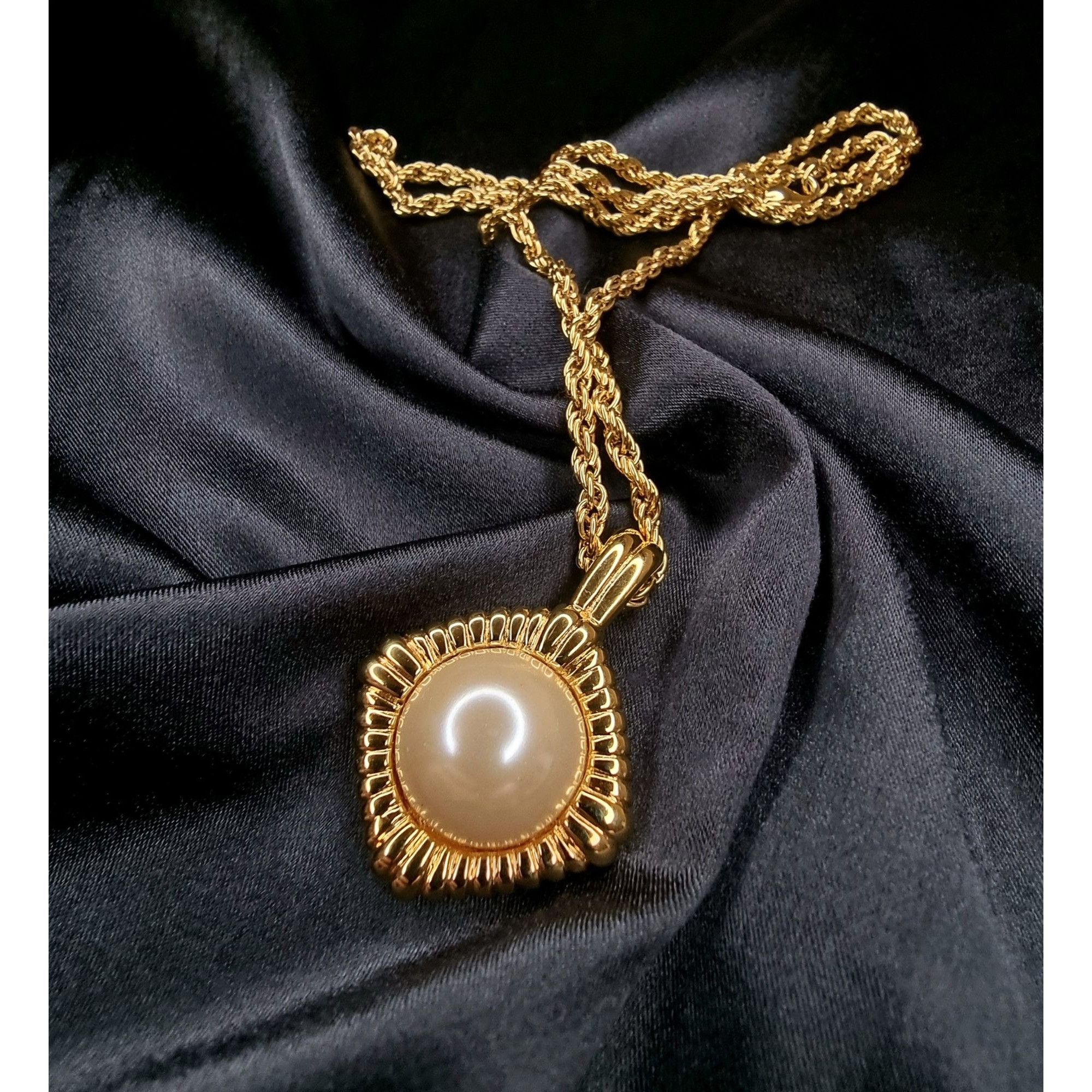 Kenneth Jay Lane Vintage KJL Gold-Tone Chain Necklace W/ Faux Pearl Pendant S Size ONE SIZE - 1 Thumbnail