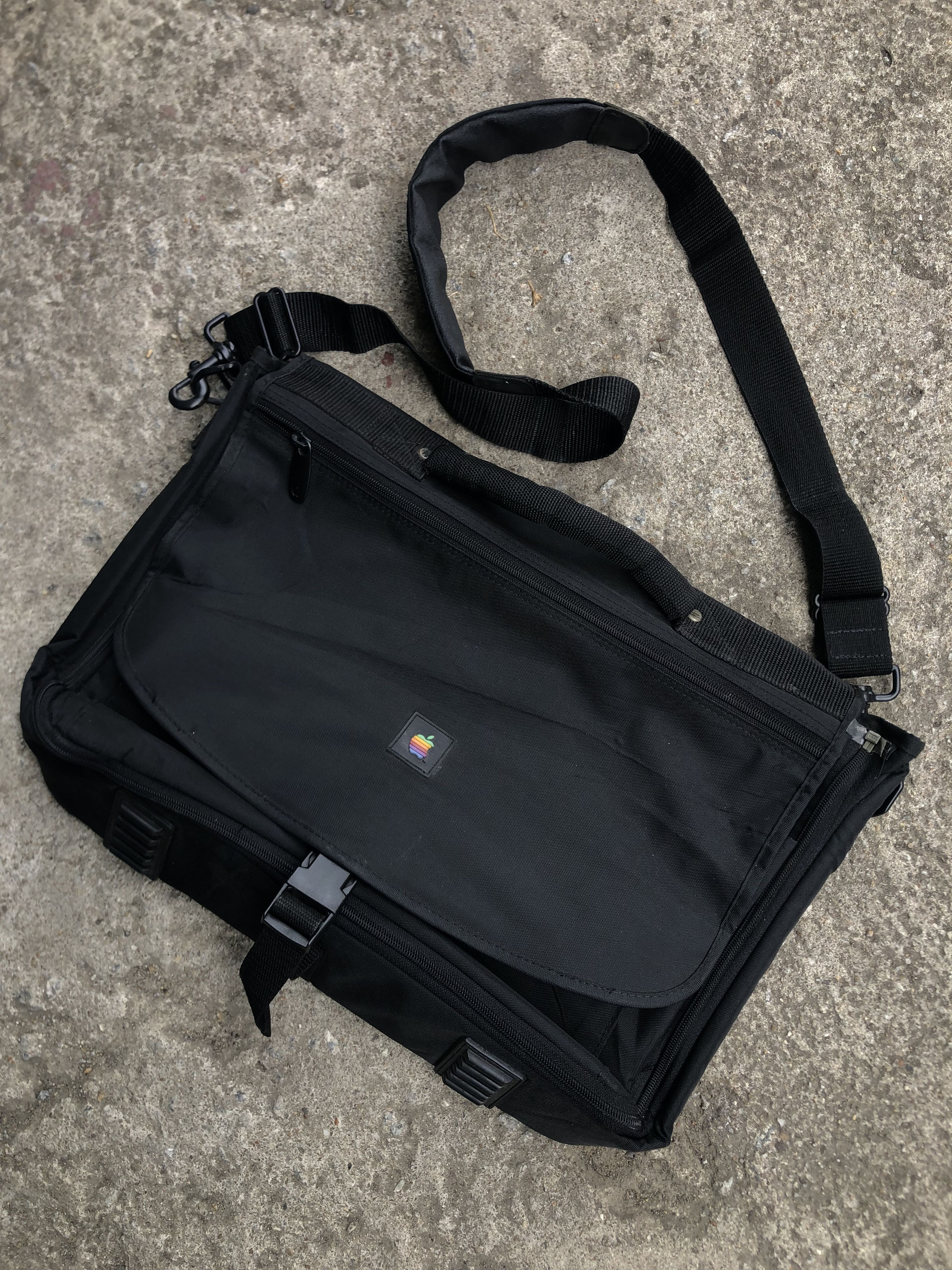 Apple Vtg Apple Style Messenger Laptop💻 Bag 💼 Size ONE SIZE - 2 Thumbnail