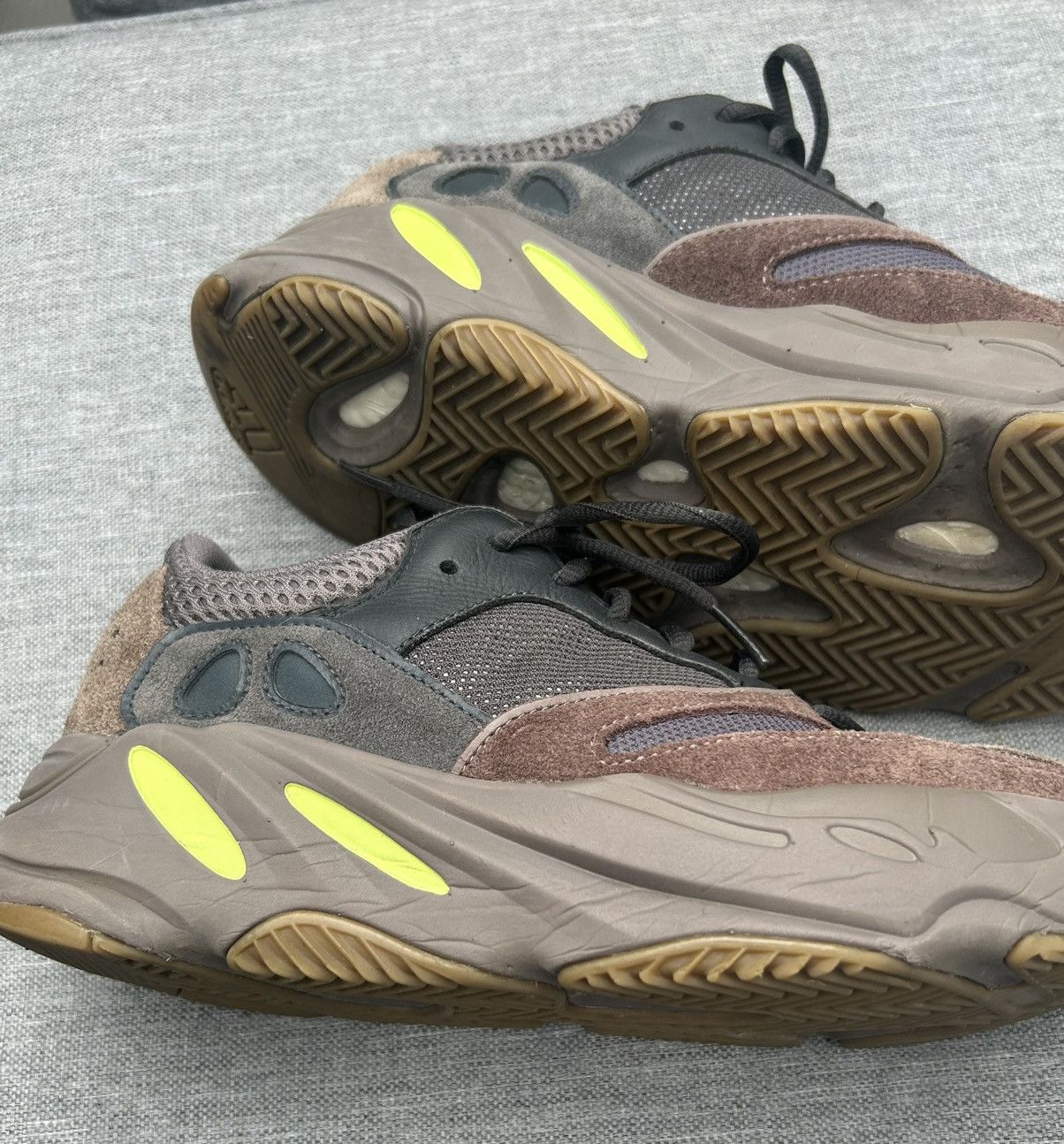 Kanye West × Yeezy Yeezy 700 Salt Size US 8.5 / EU 41-42 - 9 Thumbnail