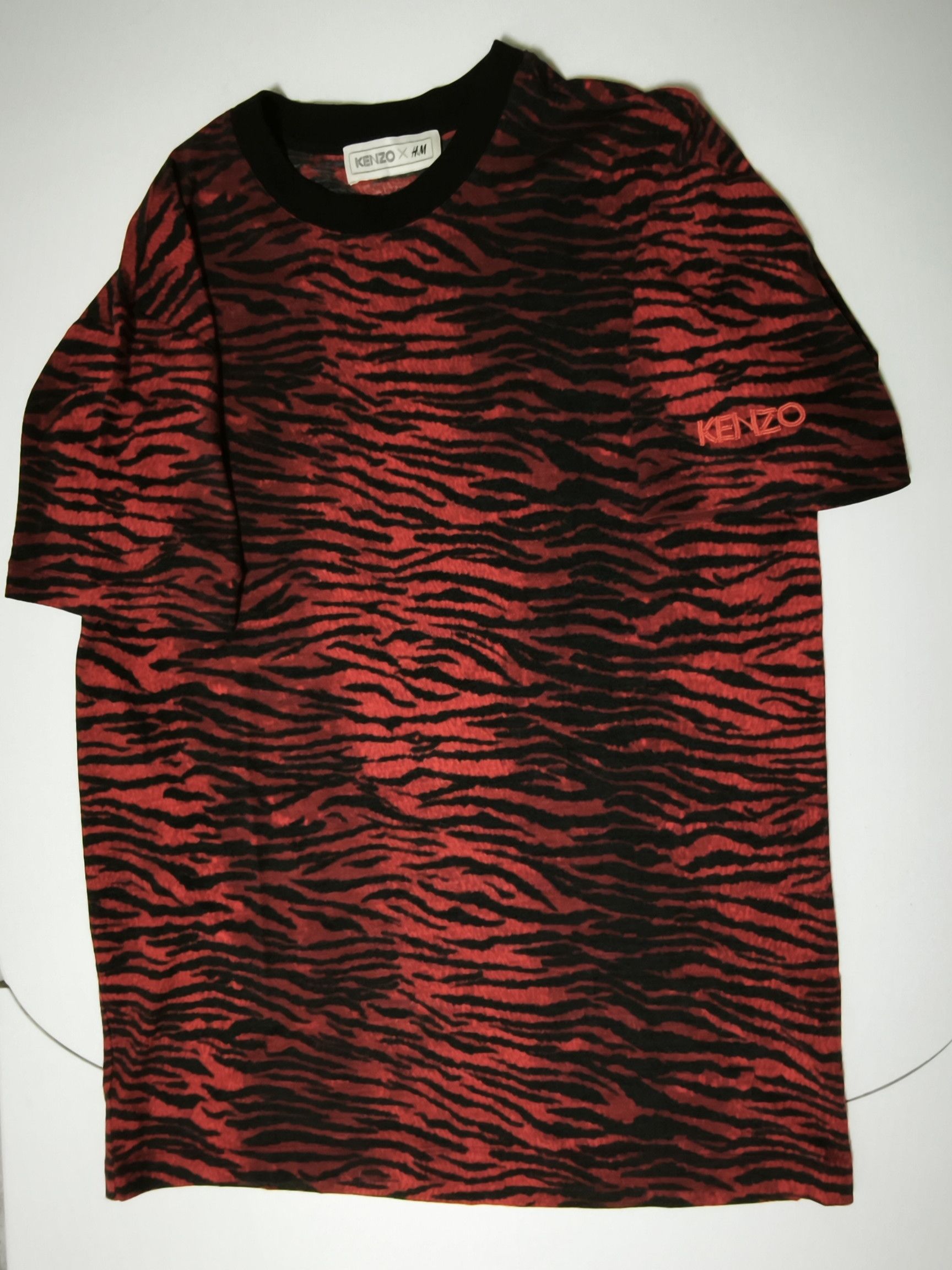 Red wool T-shirt with tiger print