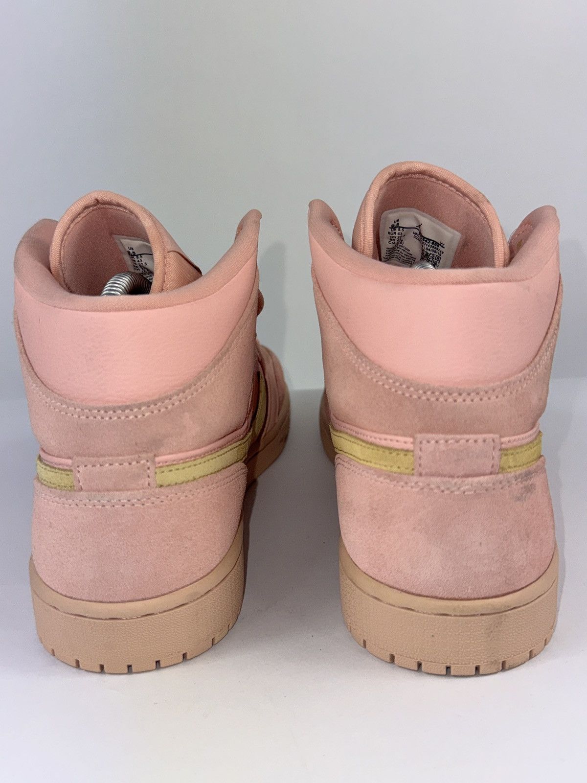 Jordan Brand JORDAN 1 MID CORAL GOLD Size US 9.5 / EU 42-43 - 3 Thumbnail