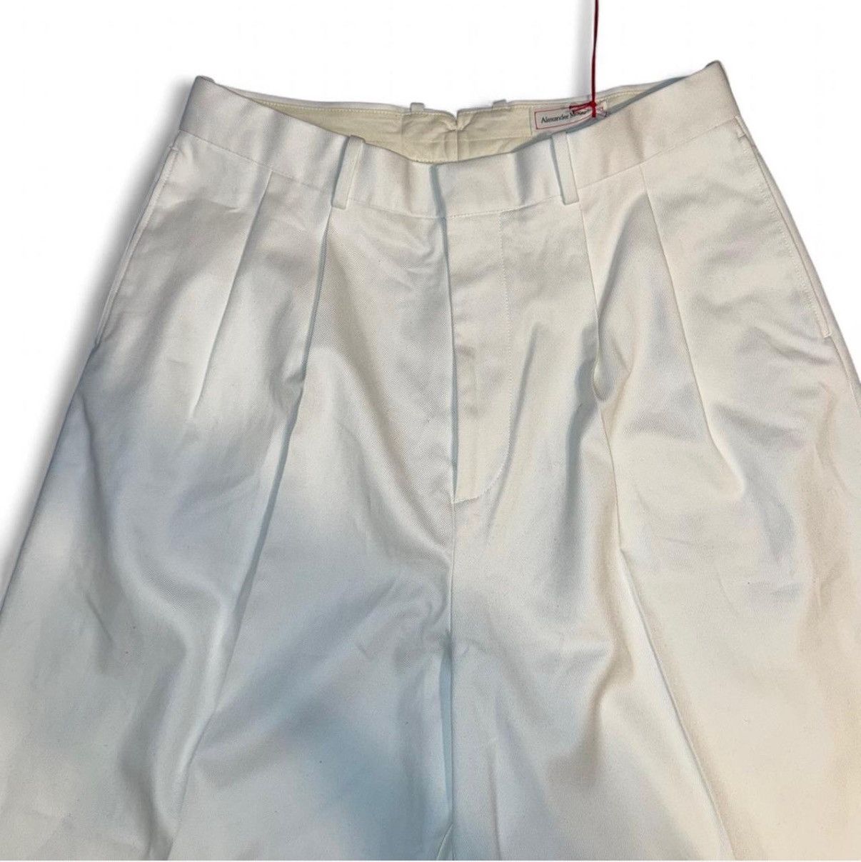 Alexander McQueen Alexander McQueen oversized cream-white pleated shorts Size US 34 / EU 50 - 3 Thumbnail