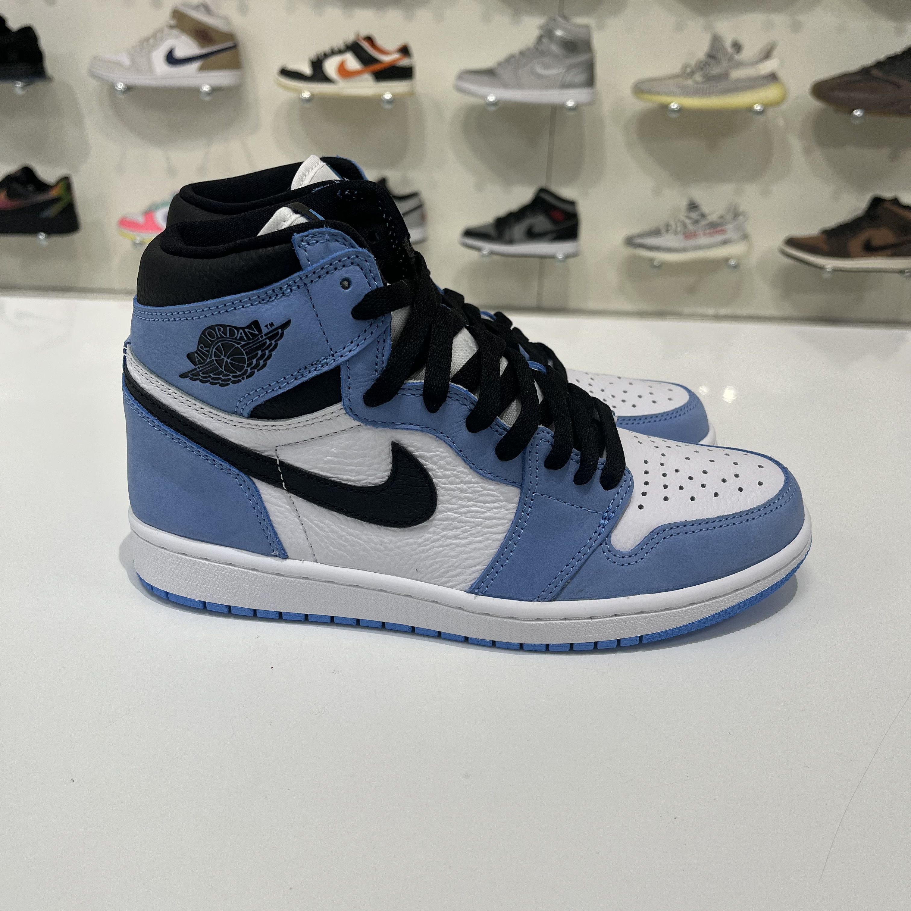 Nike Air Jordan 1 Retrro High University Blue Black Size US 7 / EU 40 - 4 Thumbnail
