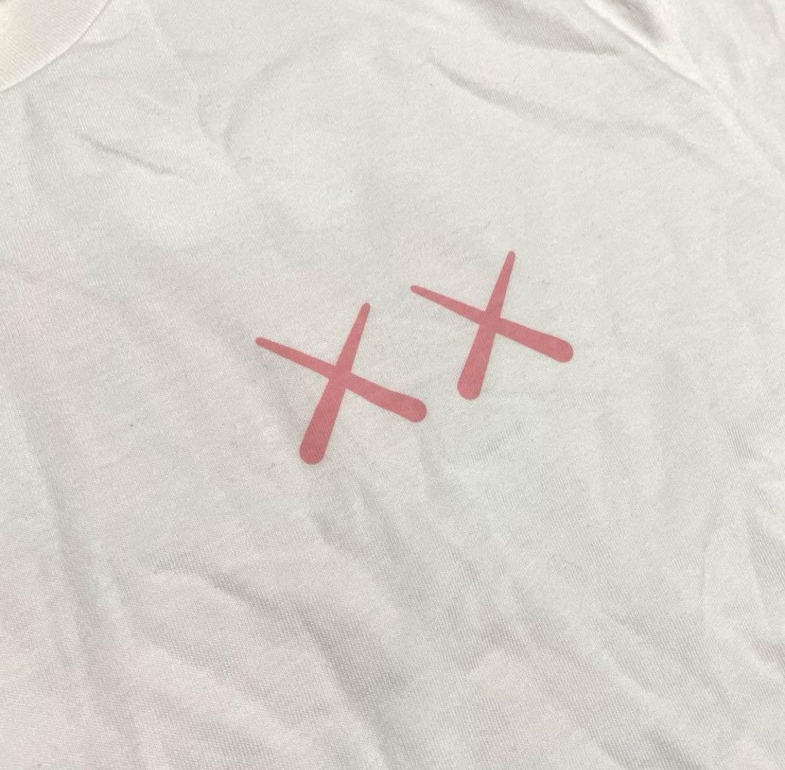 Kaws UNIQLO KAWS Short sleeve T-shirt Size US XL / EU 56 / 4 - 4 Thumbnail