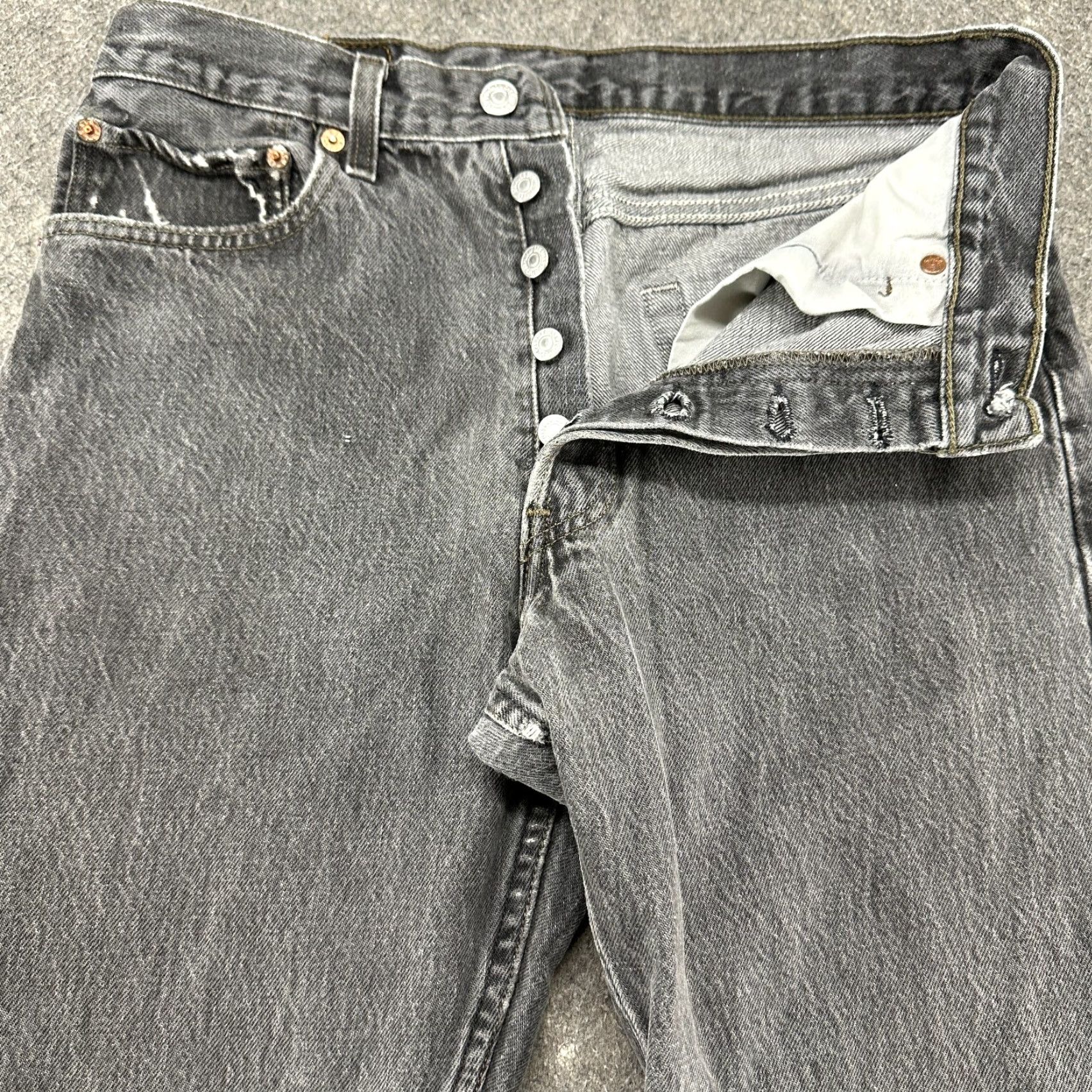 Levi's VINTAGE Levi's 501 Jeans Men 30x31 32x32 Black Dark Wash Straight Regular 90s USA Mens Jeans Reg Regular Distressed 5-Pocket Model Levi's 501 Series Size US 30 / EU 46 - 2 Thumbnail