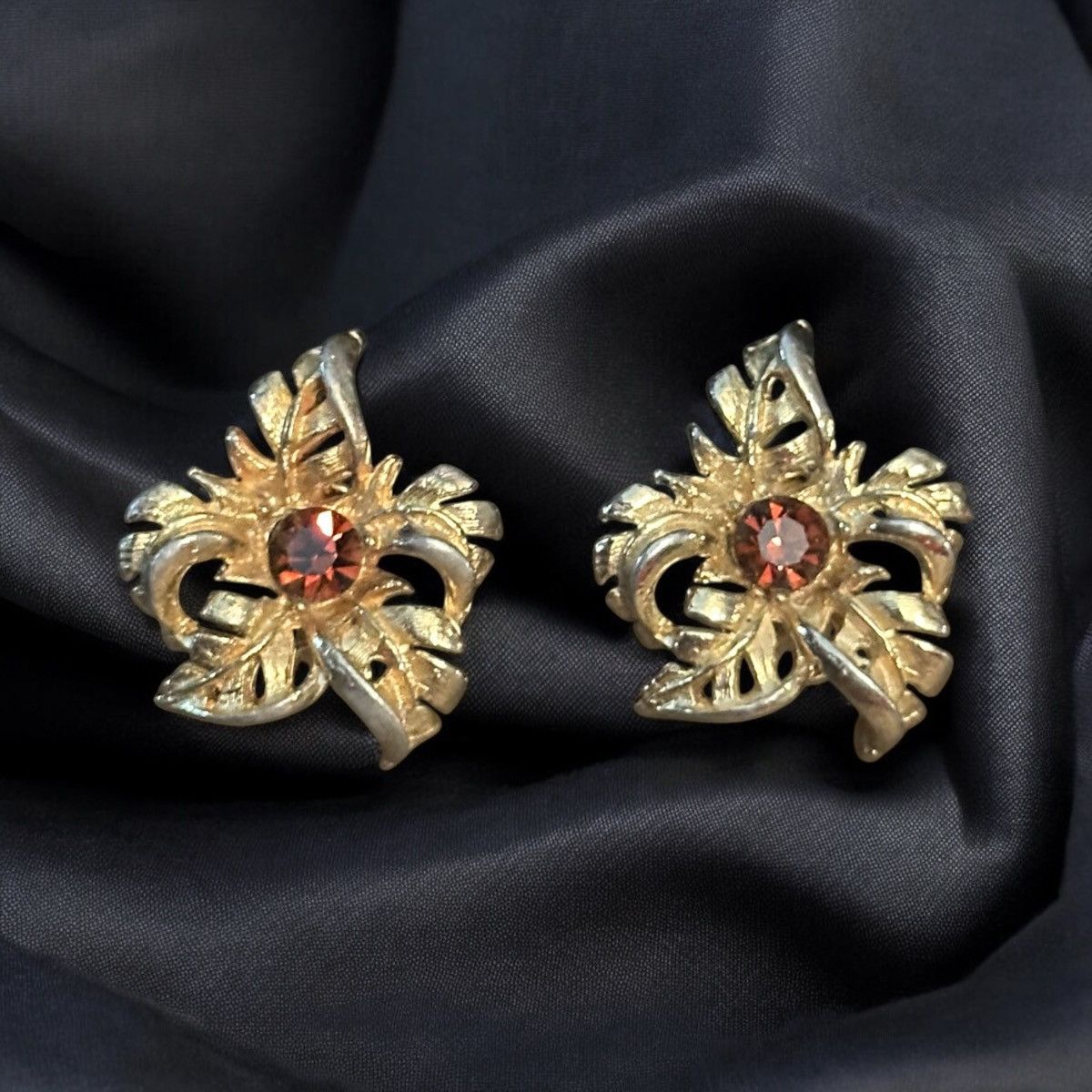 Vintage Vintage gold filigree amber stone clip on flower earrings Size ONE SIZE - 1 Thumbnail