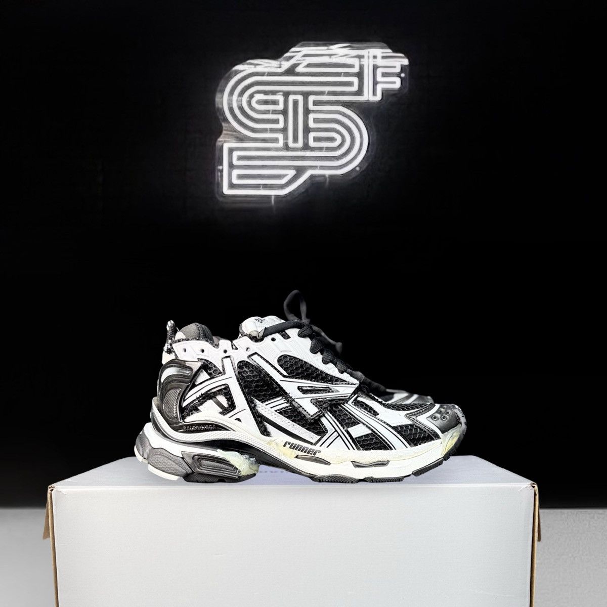 Balenciaga Balenciaga Runner Black/White Size US 4 / IT 34 - 1 Thumbnail