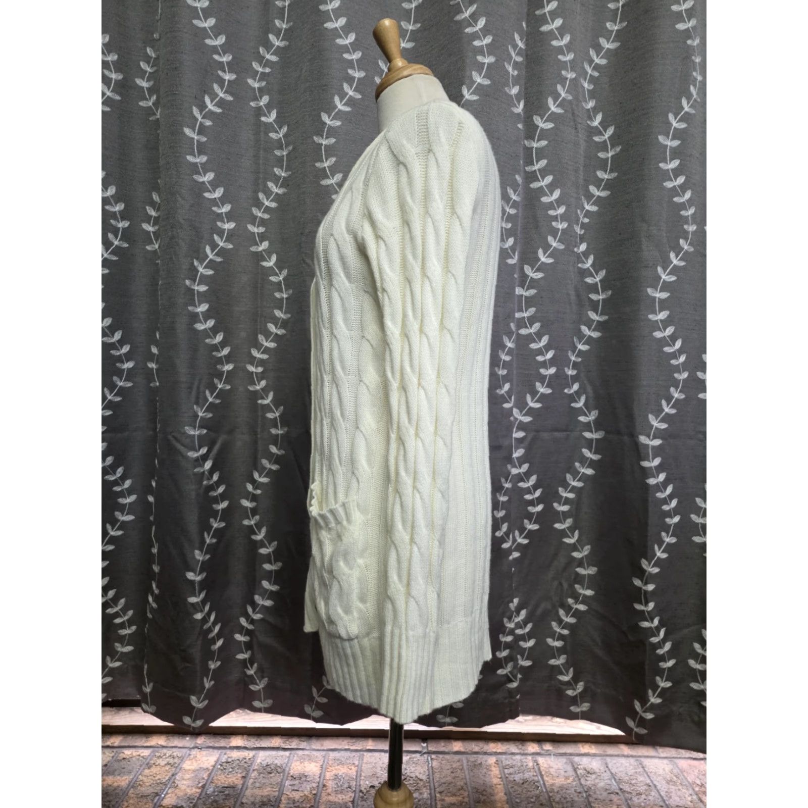 Vintage Merokeety Cardigan Sweater Women M Ivory Cable Knit Pockets Long V-Neck Raglan Sleeve Button Knit Lightweight EUC Size M / US 6-8 / IT 42-44 - 2 Thumbnail