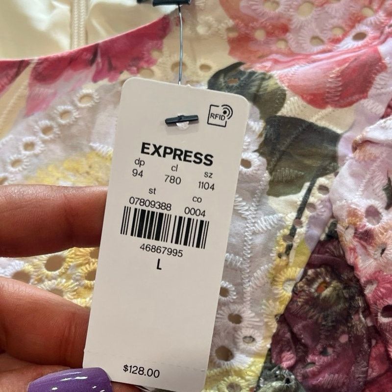 Express NWT Express Floral Eyelet Flutter Sleeve Mini Dress Multi L Size L / US 10 / IT 46 - 4 Thumbnail