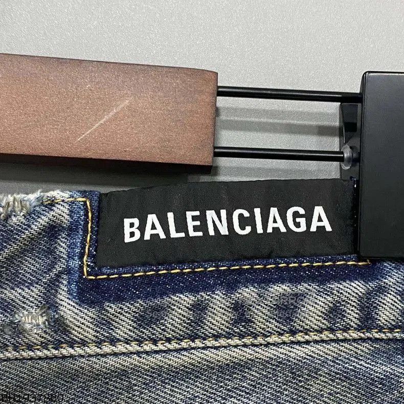 Balenciaga Balenciaga 23FW Distressed Denim Jeans. Size US 26 / EU 42 - 3 Thumbnail