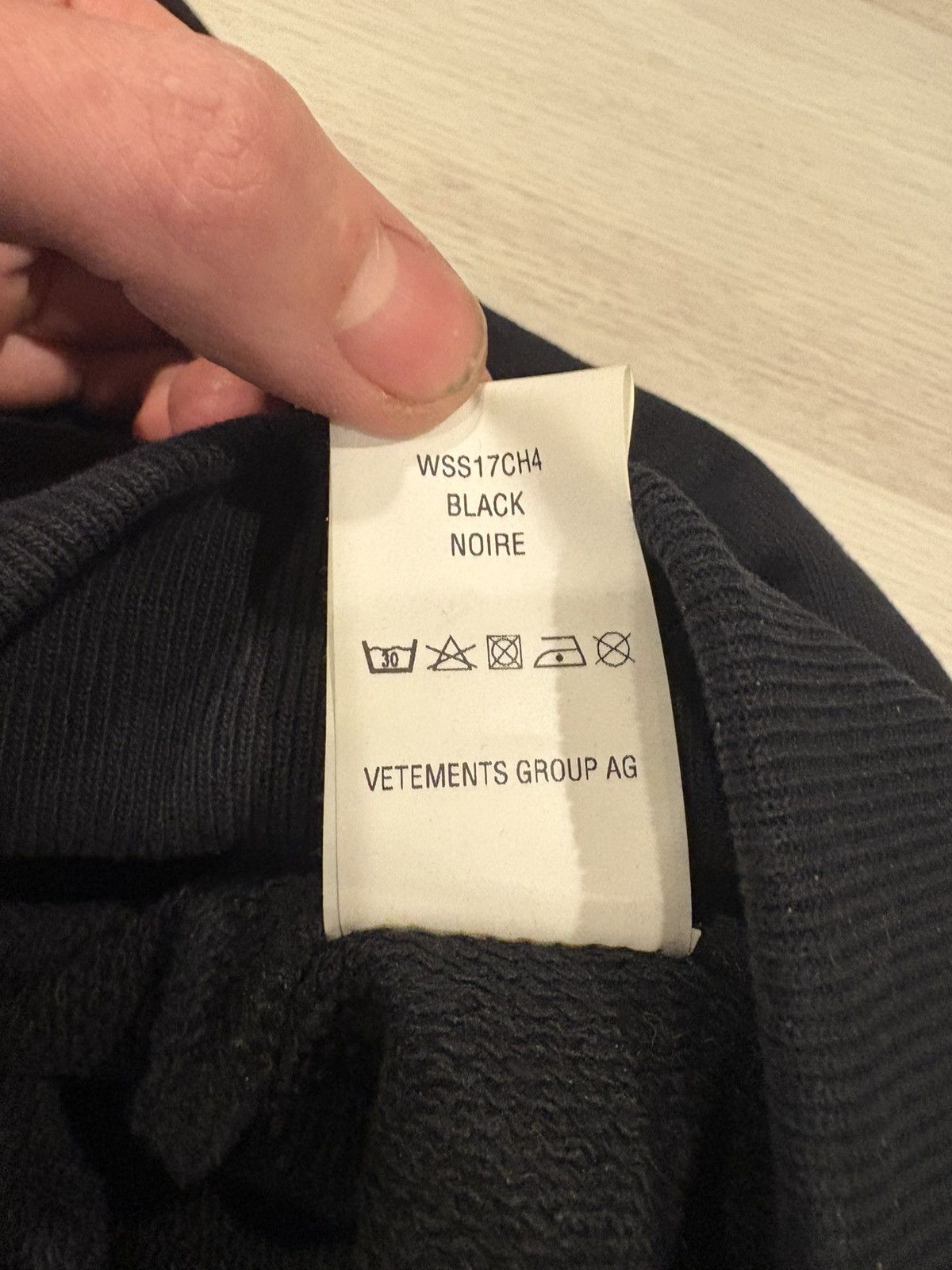 Vetements SS17 Vetements x Champion ‘In Progress’ Cut Out Black Hoodie Size US M / EU 48-50 / 2 - 7 Thumbnail