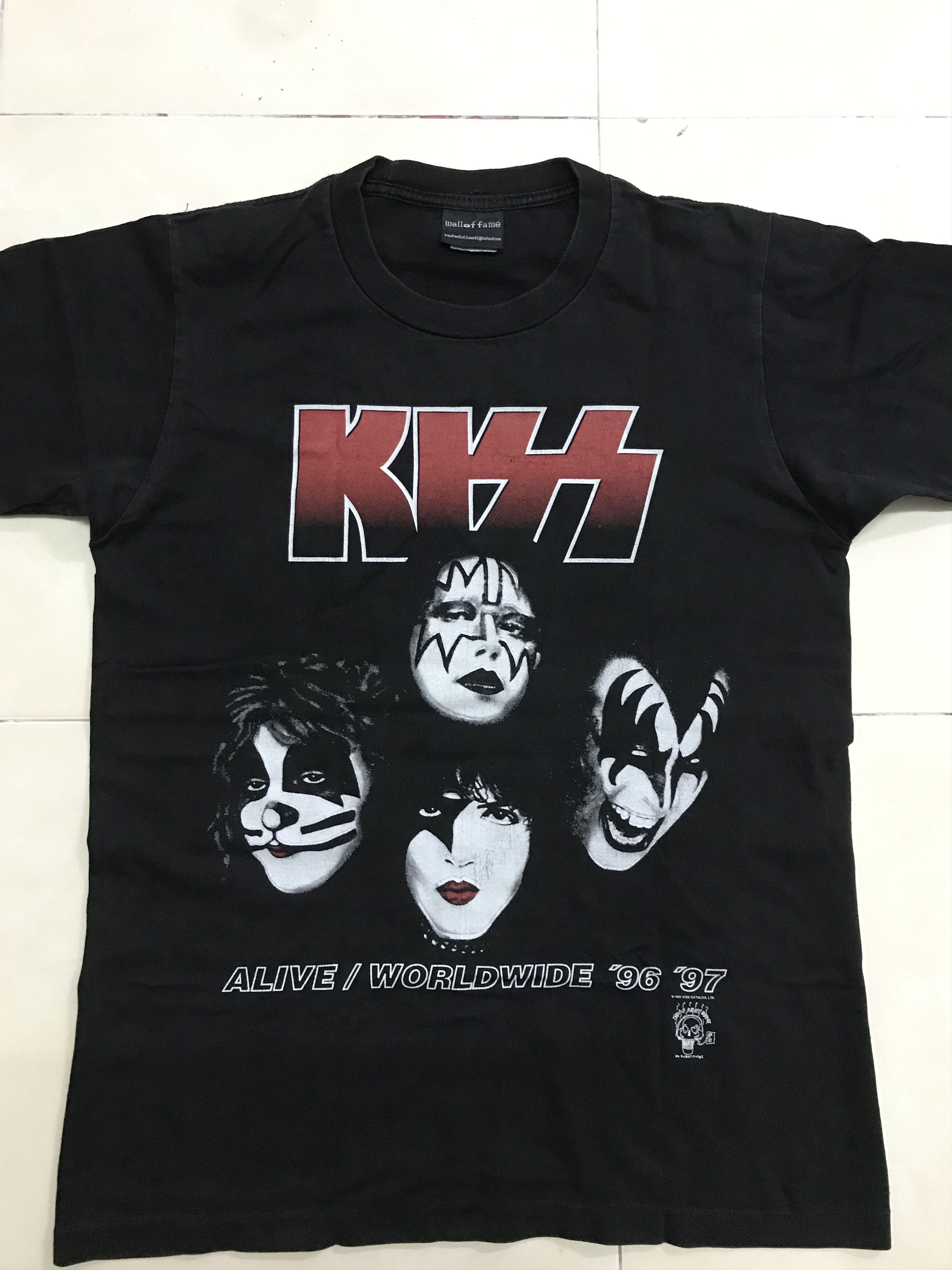 Band Tees KISS ALIVE WORLDWIDE 96/97 CONCERT TOUR BAND T-SHIRT Size US M / EU 48-50 / 2 - 4 Thumbnail