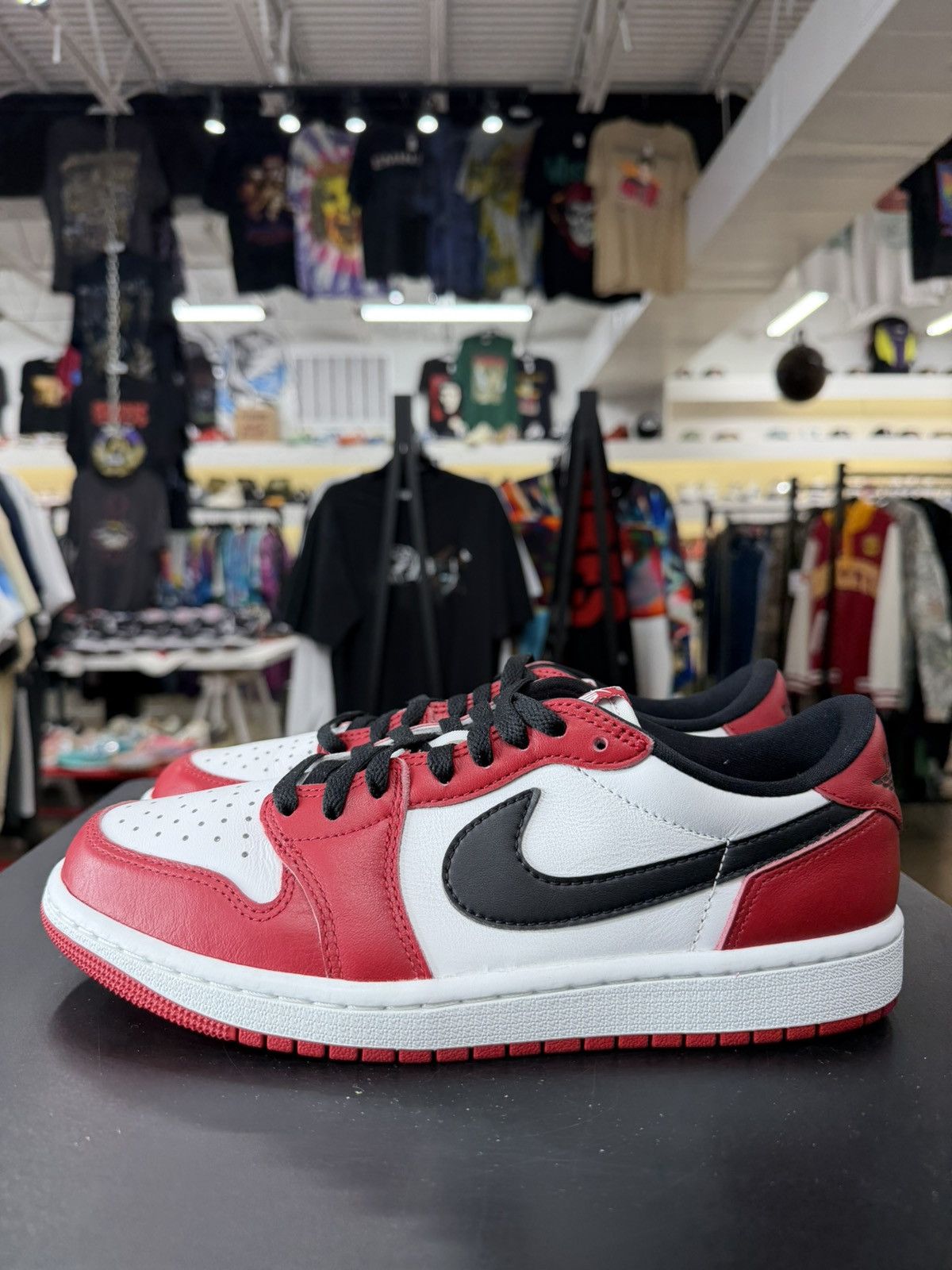 Jordan Brand Air Jordan 1 Low Chicago Size 8 (2025) Size US 8 / EU 41 - 7 Thumbnail