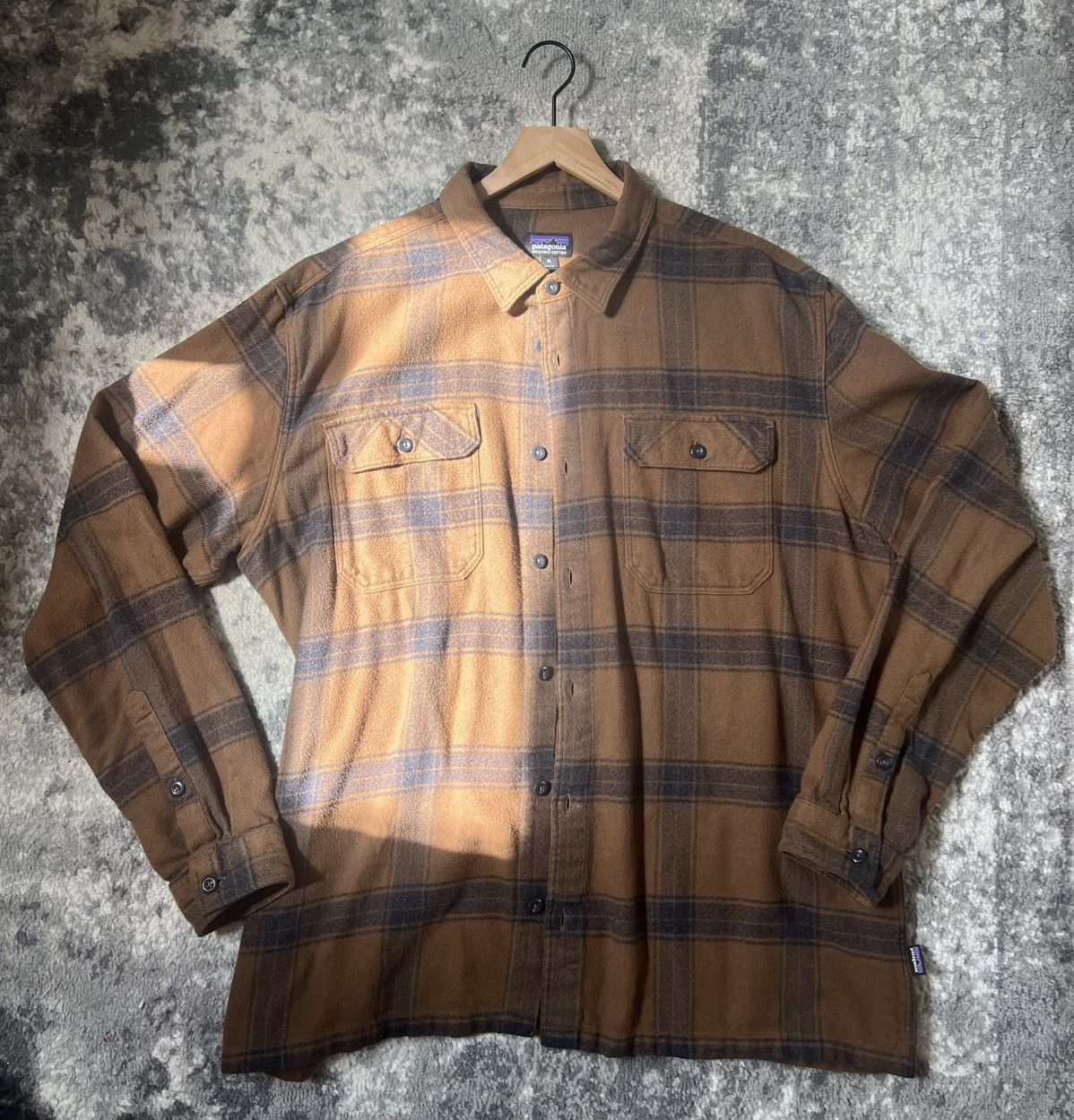 Patagonia - Men’s brown plaid flannel long sleeve shirt XL
